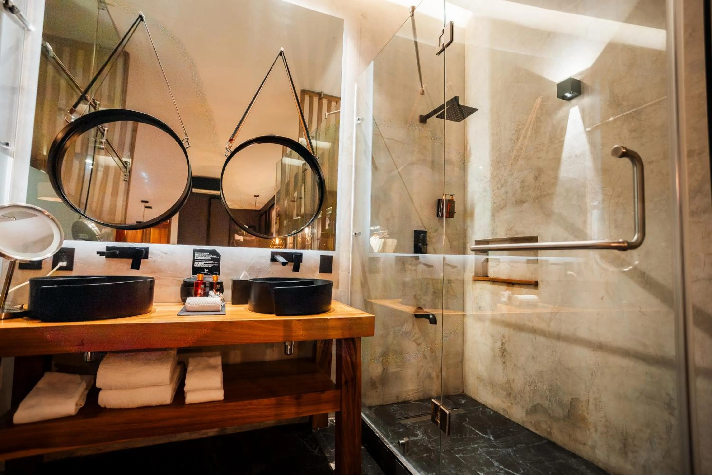 Shower in Diez Diez Collection