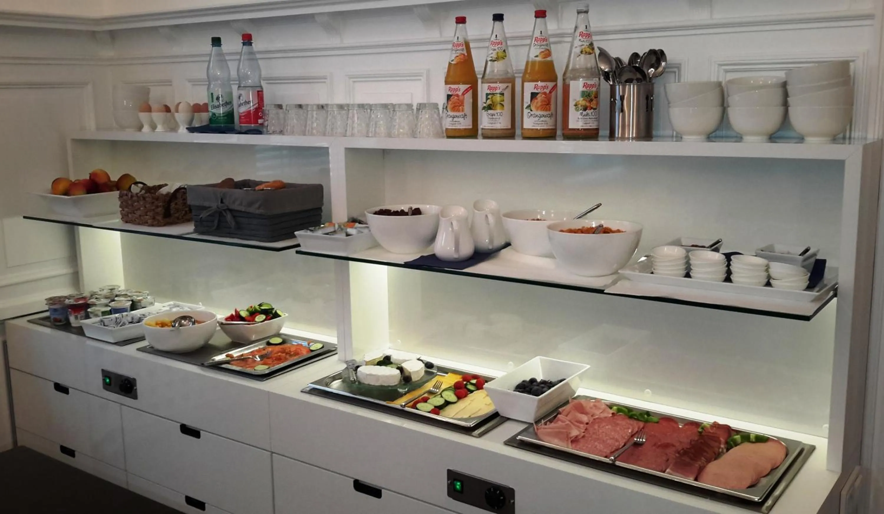 Restaurant/places to eat in Hotel Cristall - Frankfurt City