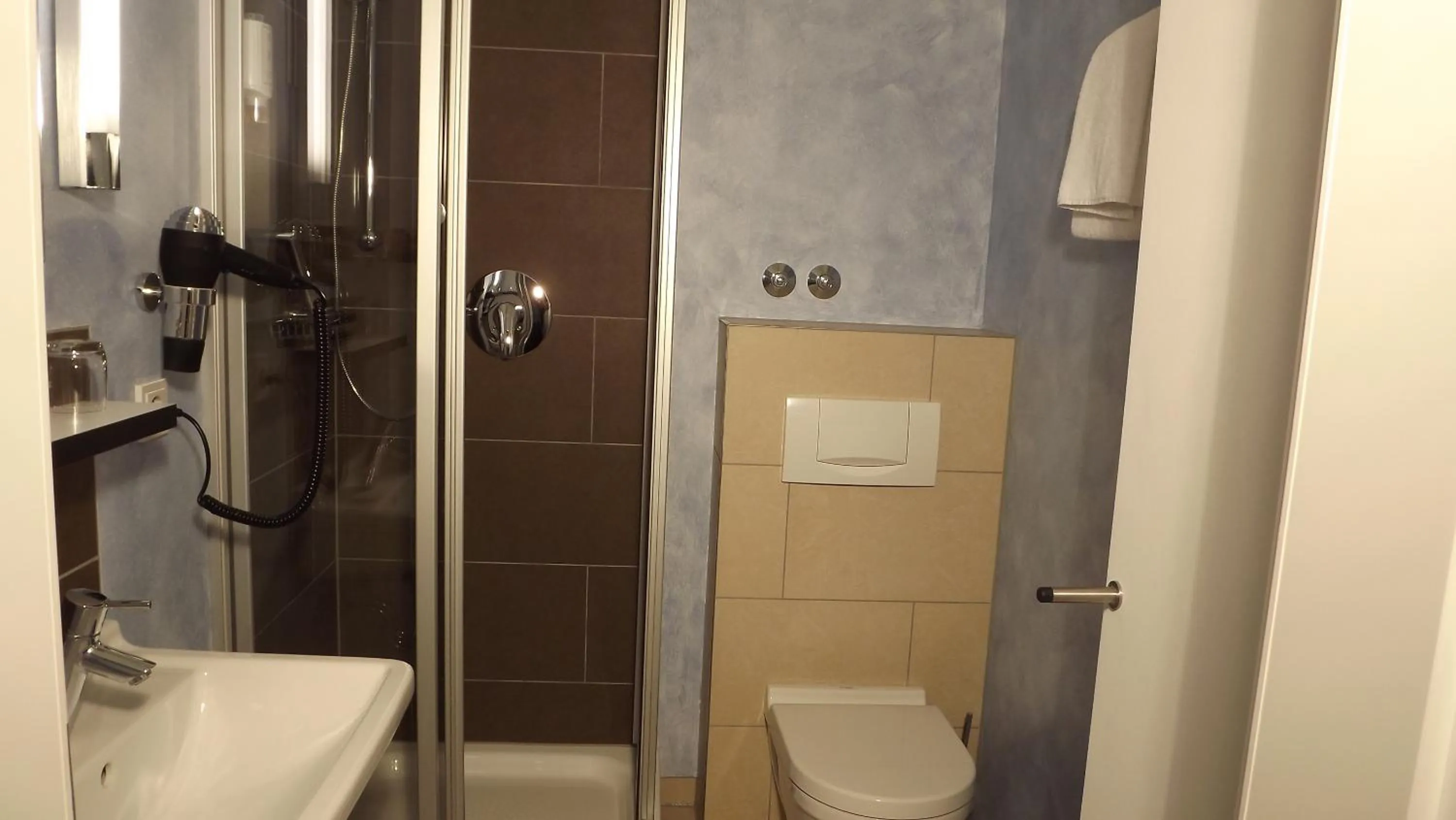 Bathroom in Hotel Cristall - Frankfurt City