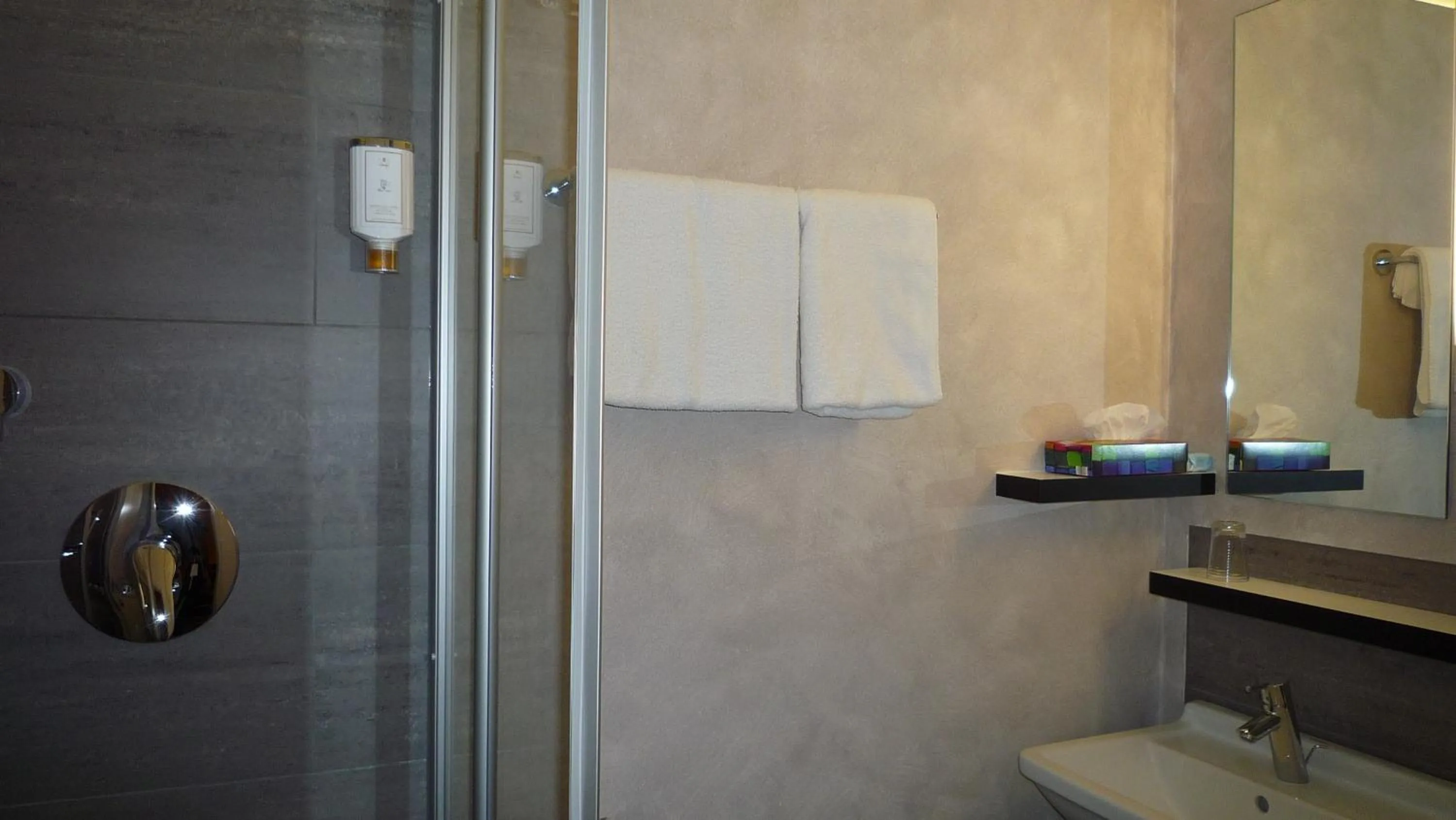 Bathroom in Hotel Cristall - Frankfurt City