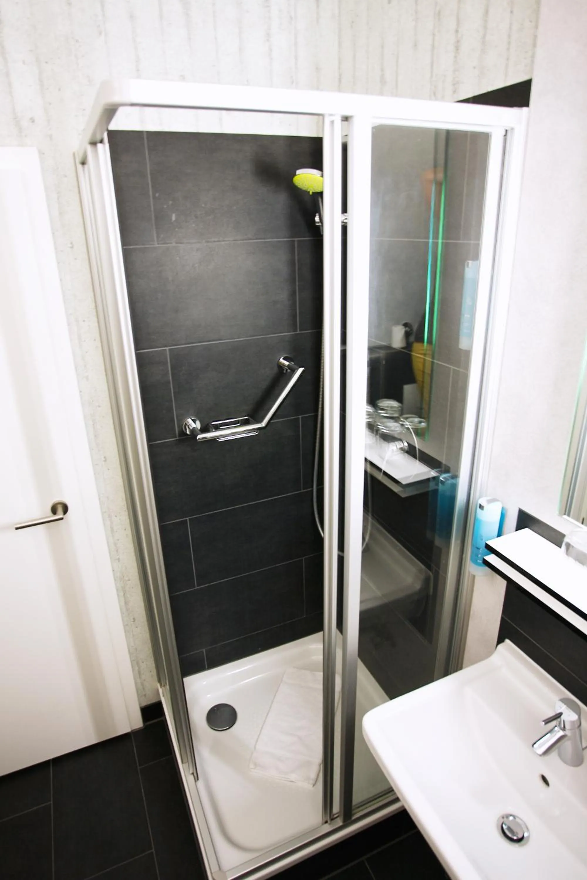 Shower in Hotel Cristall - Frankfurt City