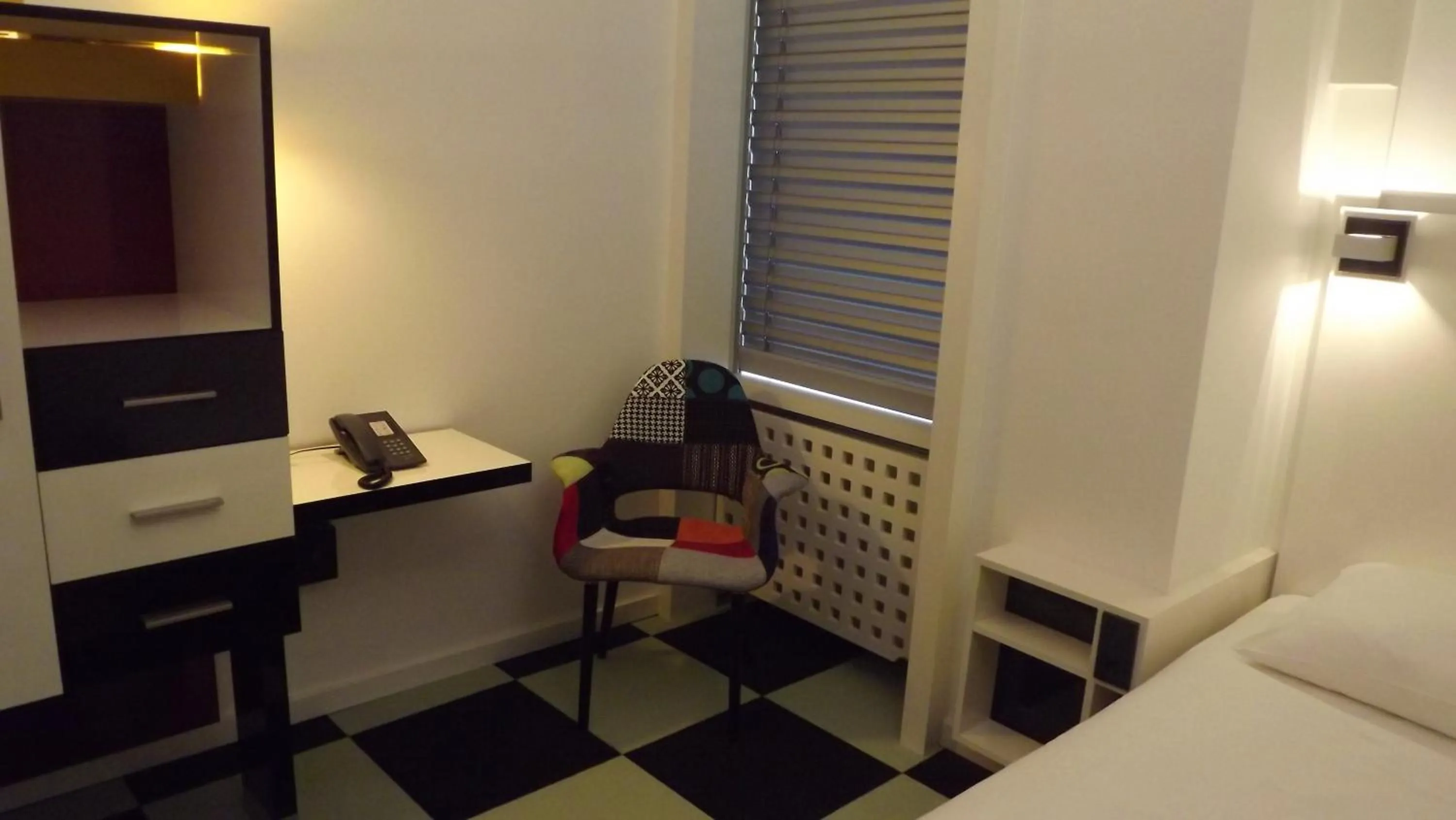 View (from property/room), Bed in Hotel Cristall - Frankfurt City