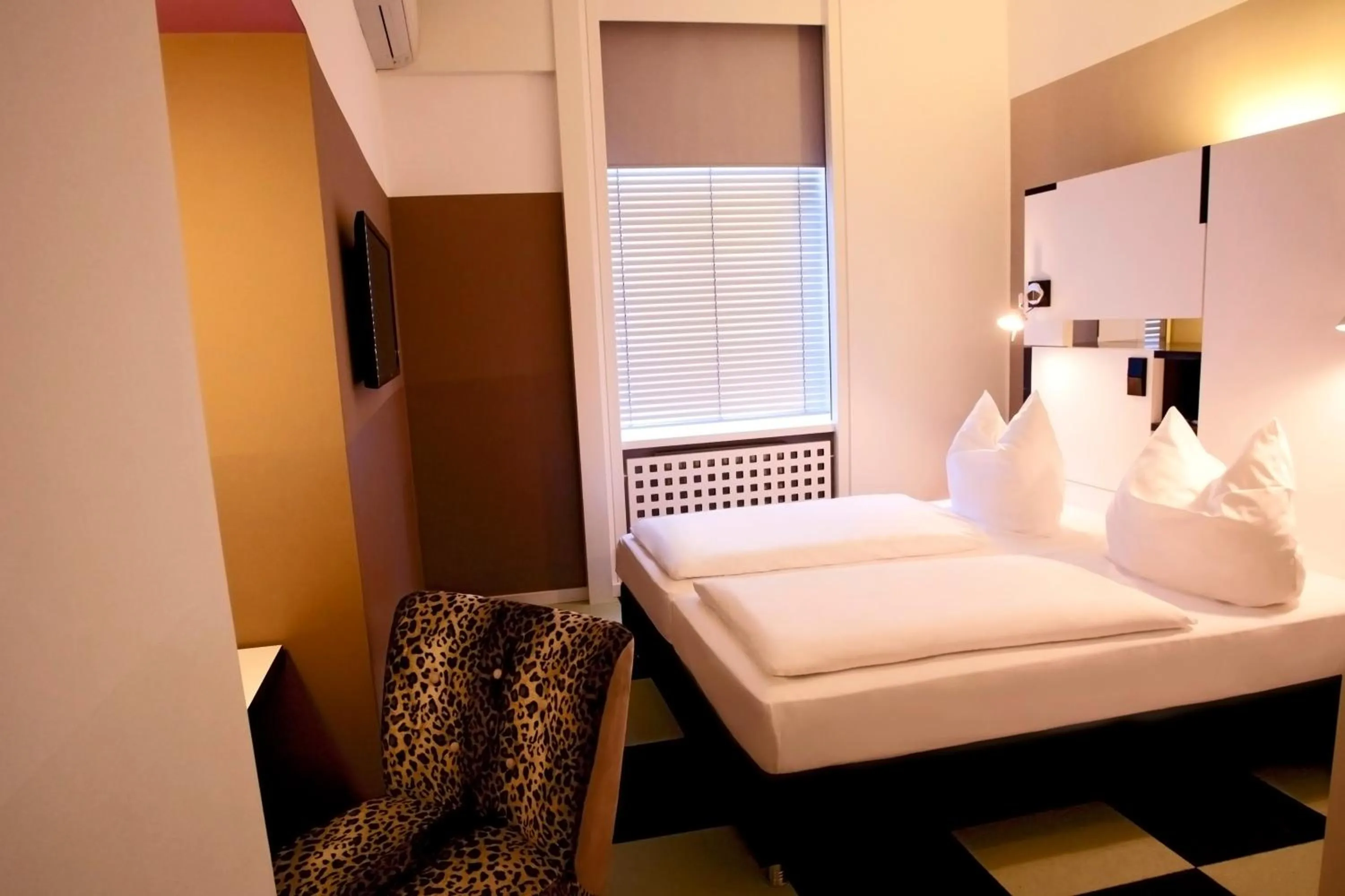 Photo of the whole room, Bed in Hotel Cristall - Frankfurt City