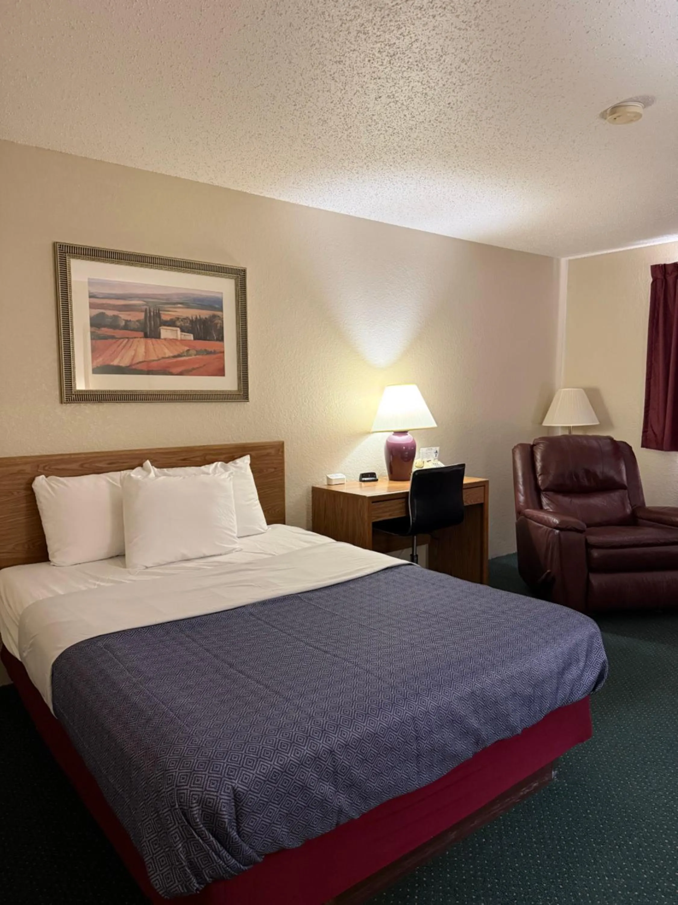 Bedroom, Bed in Cassville Four Seasons Inn & Suites