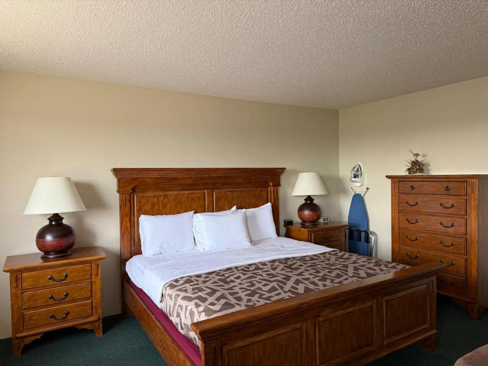Bedroom, Bed in Cassville Four Seasons Inn & Suites