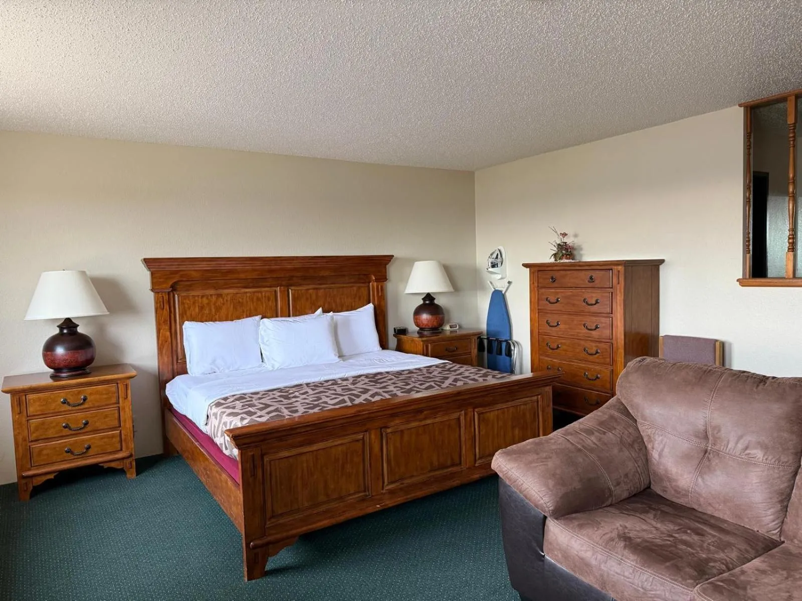 Photo of the whole room, Bed in Cassville Four Seasons Inn & Suites