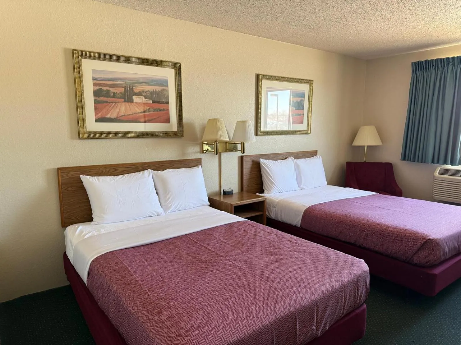 Photo of the whole room, Bed in Cassville Four Seasons Inn & Suites