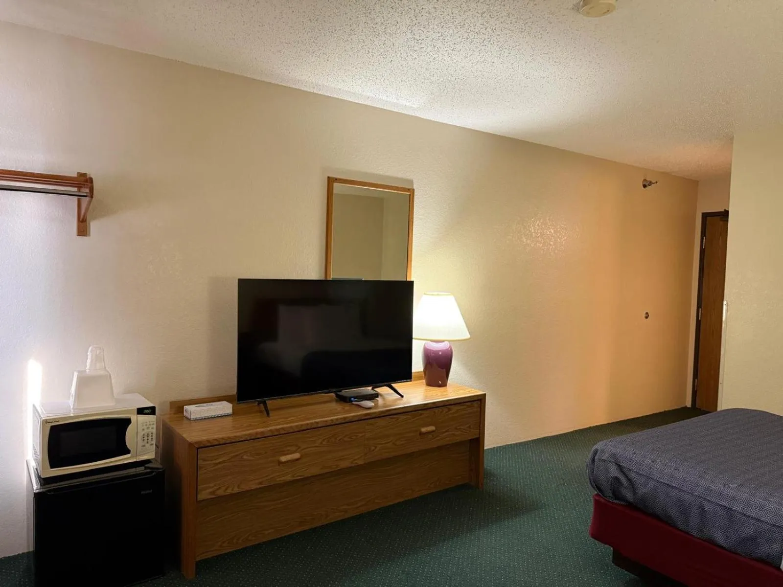 TV and multimedia, Bed in Cassville Four Seasons Inn & Suites