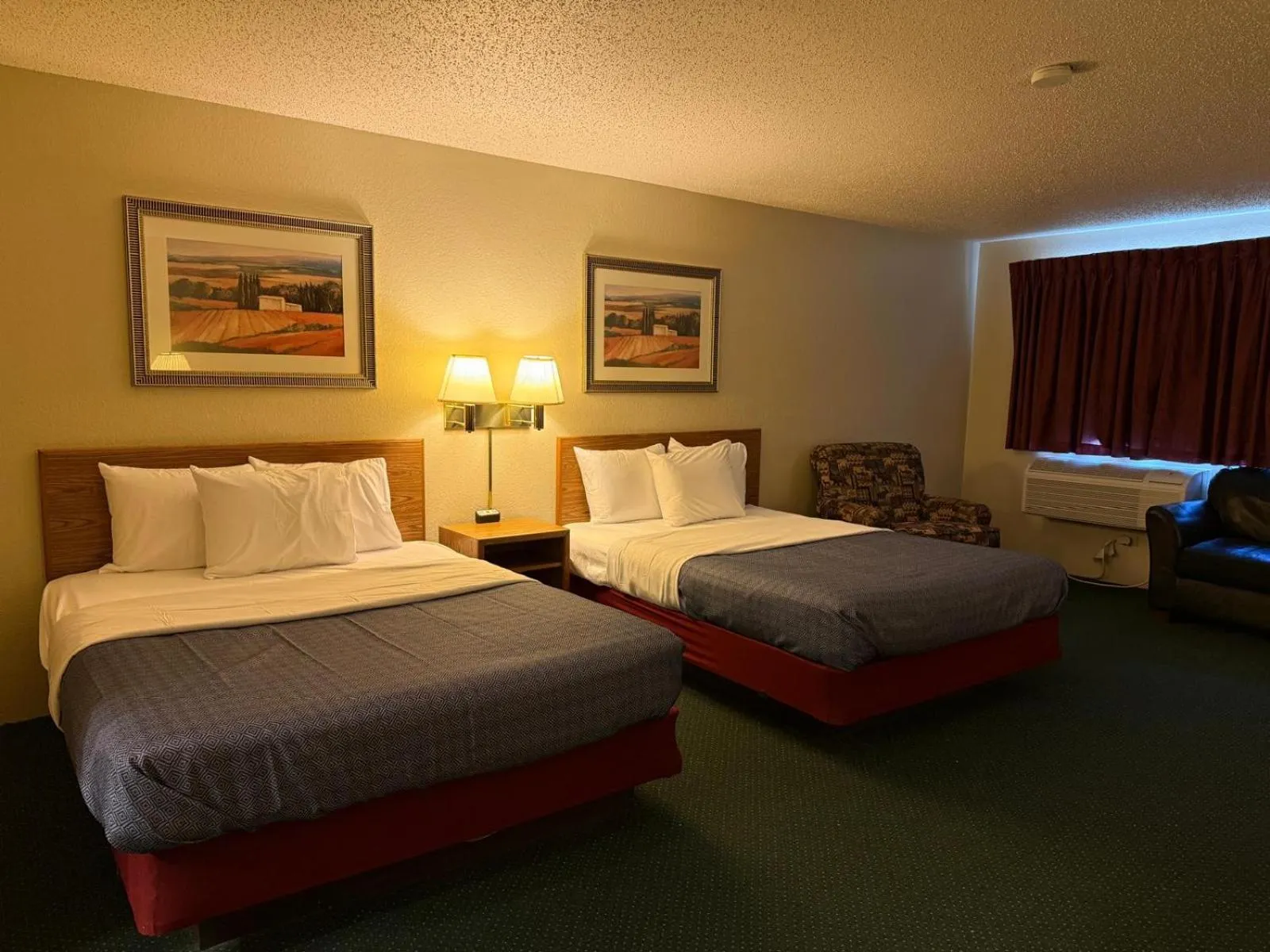 Photo of the whole room, Bed in Cassville Four Seasons Inn & Suites