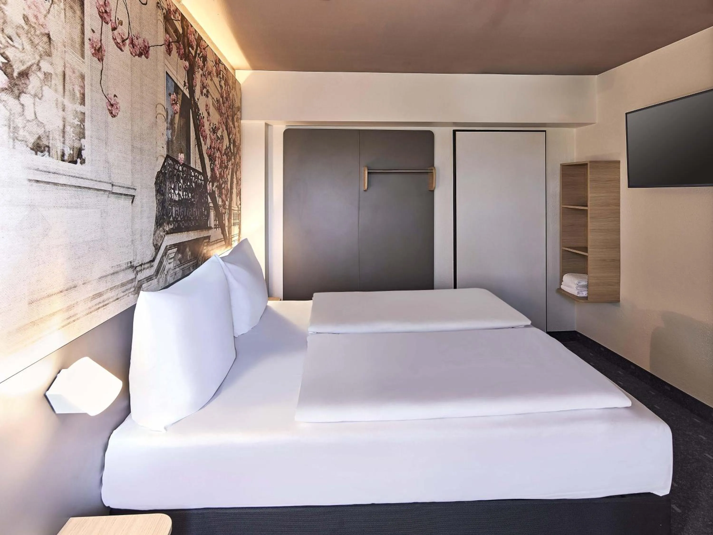 Photo of the whole room, Bed in B&B Hotel Bonn-City