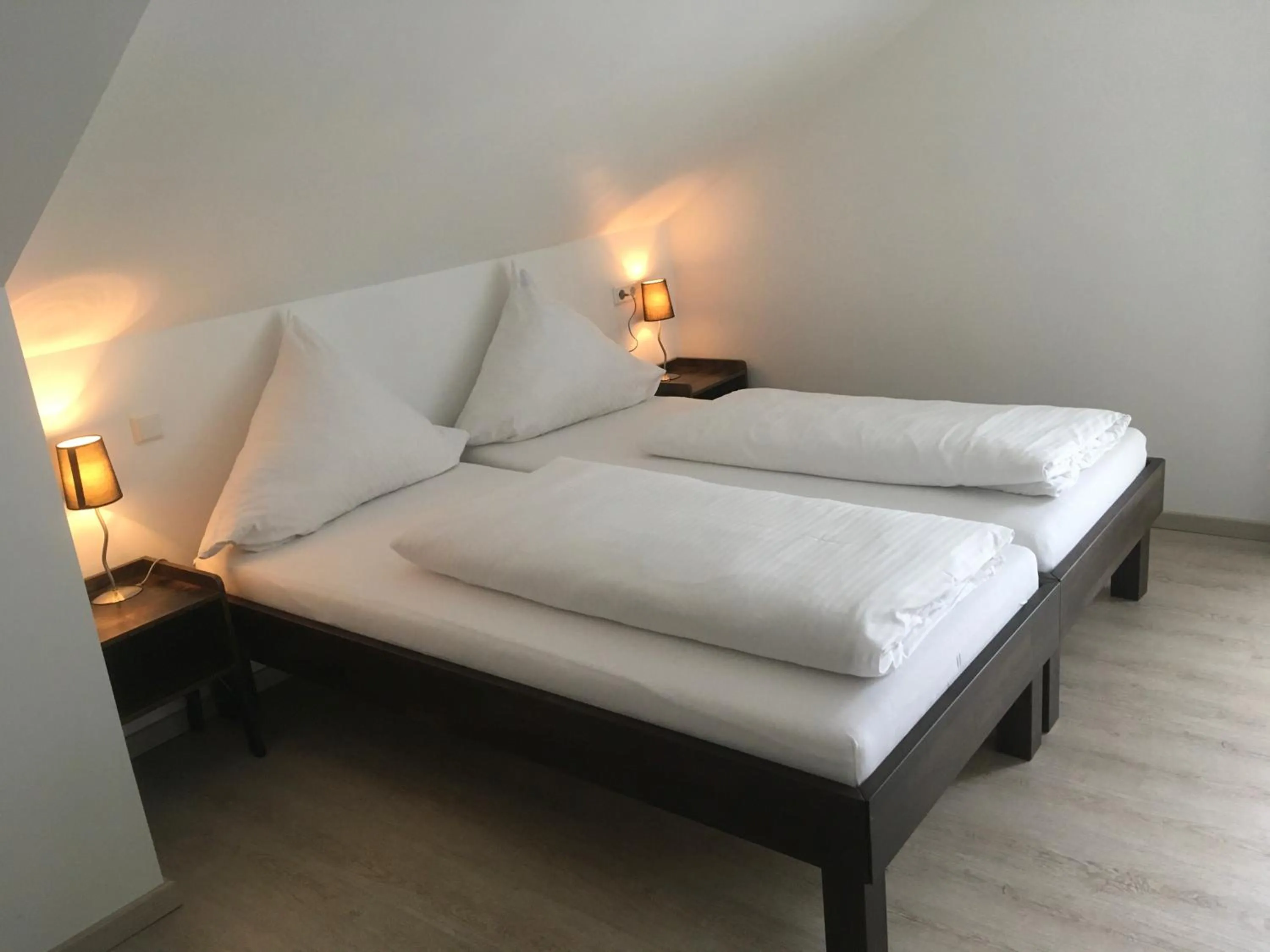 Bed in Hotel-Pension zum Paradies