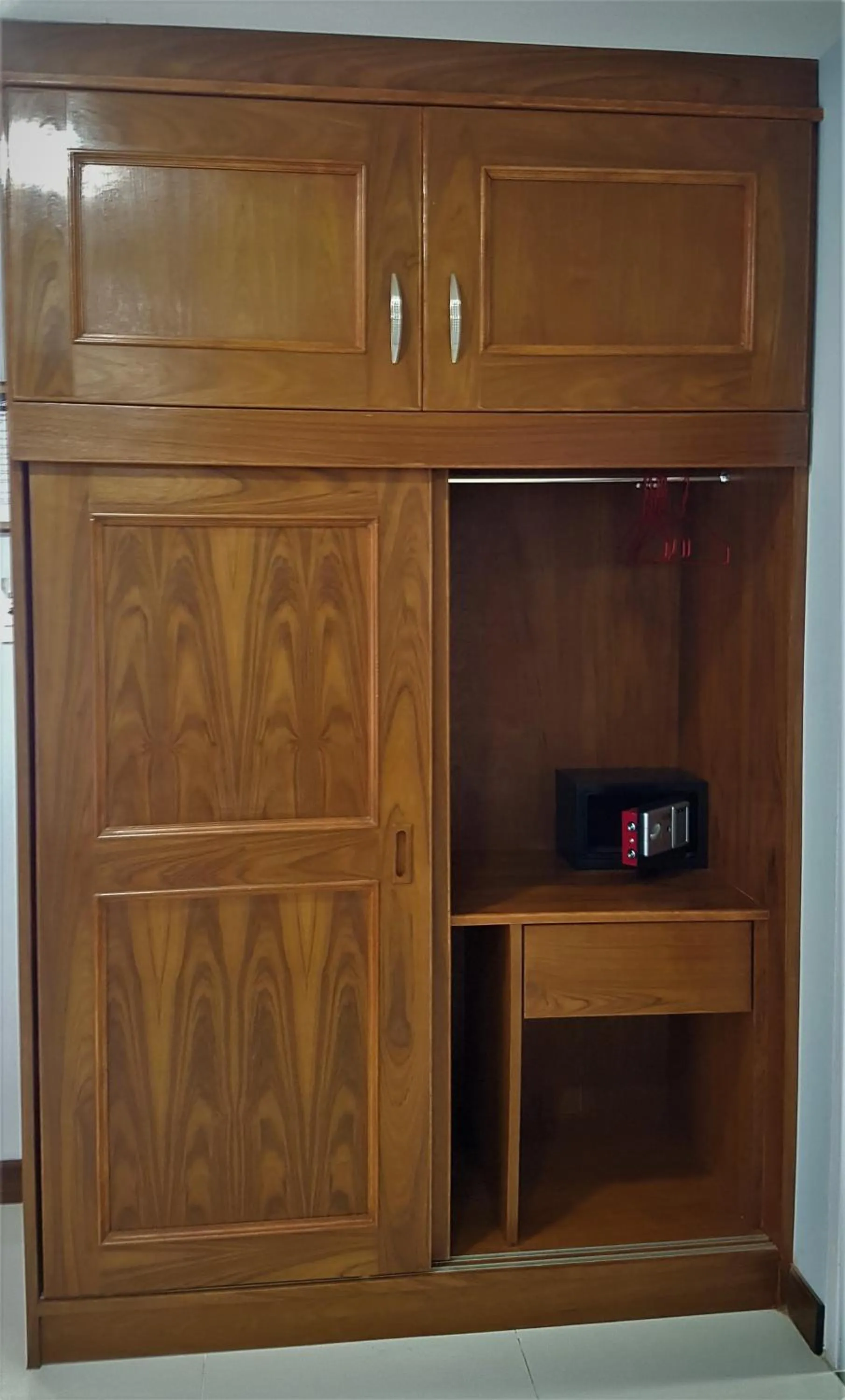 wardrobe in La Capannina Hotel Patong