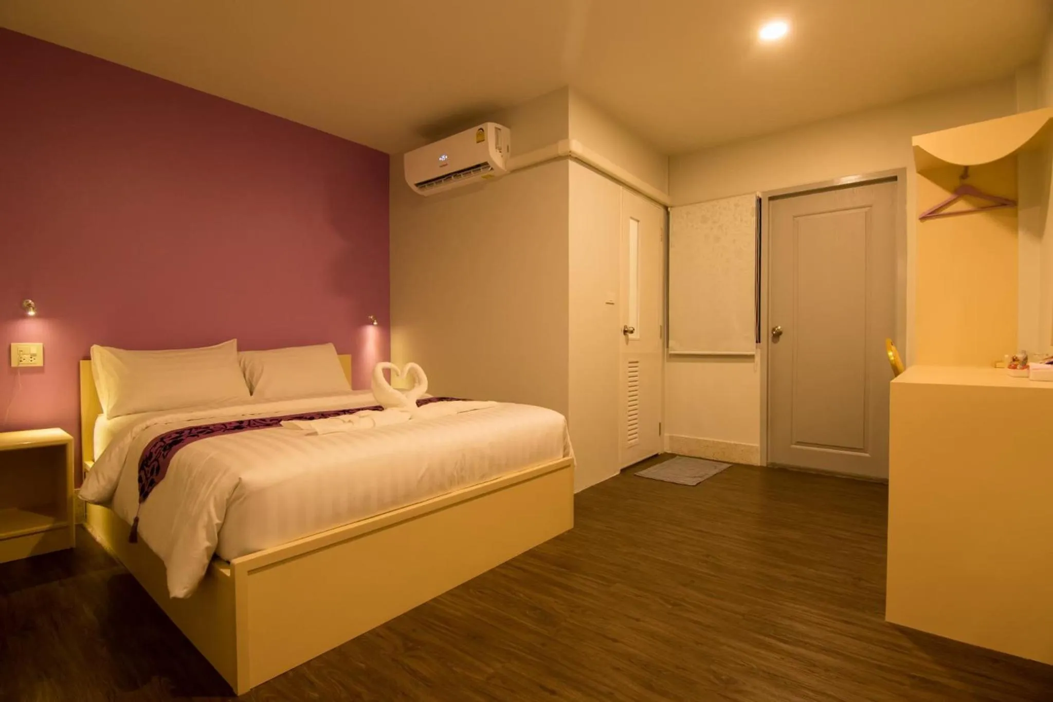 Bed in Thap Sakae Hotel