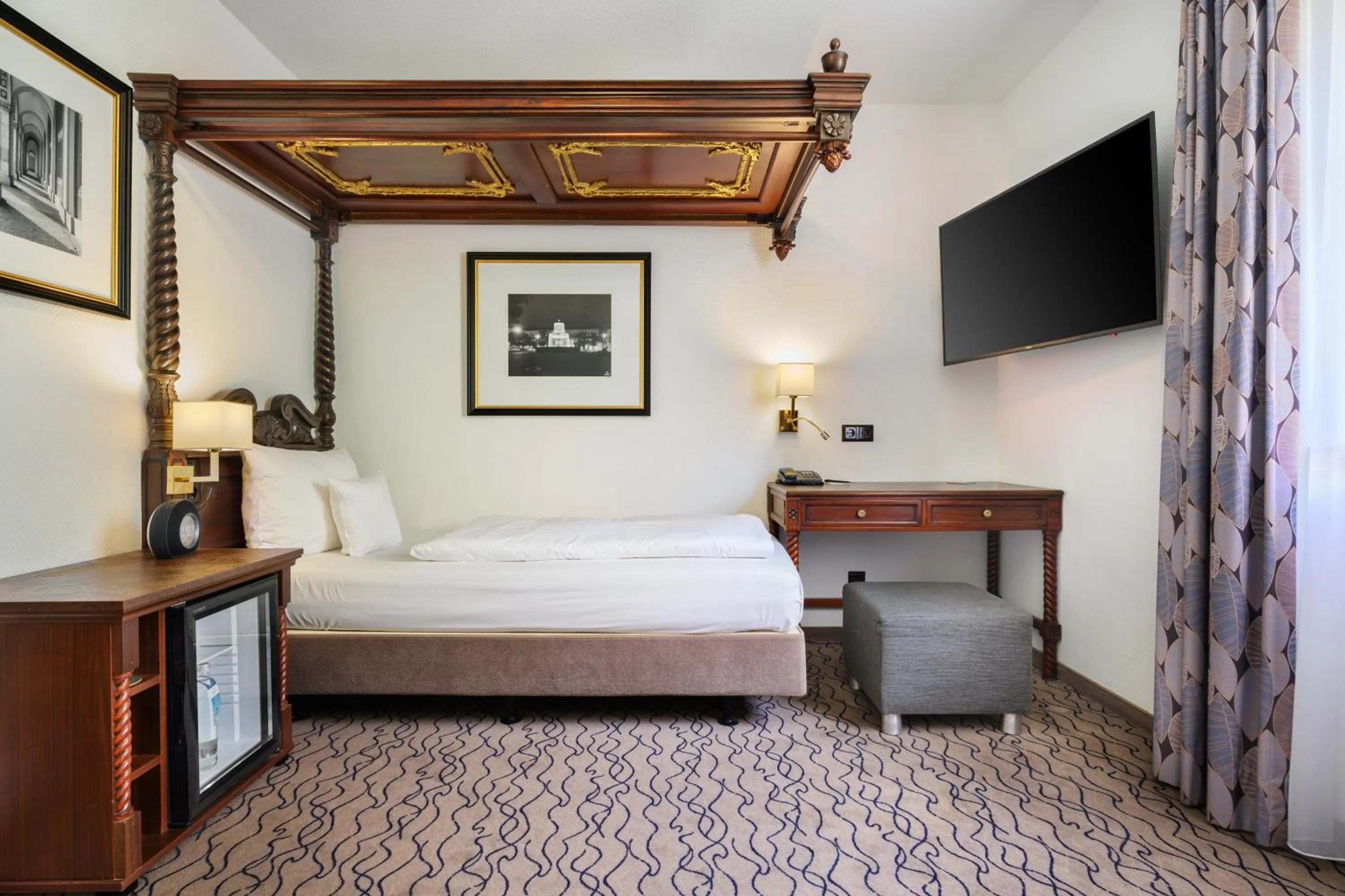 Bed in King's Hotel Center Superior