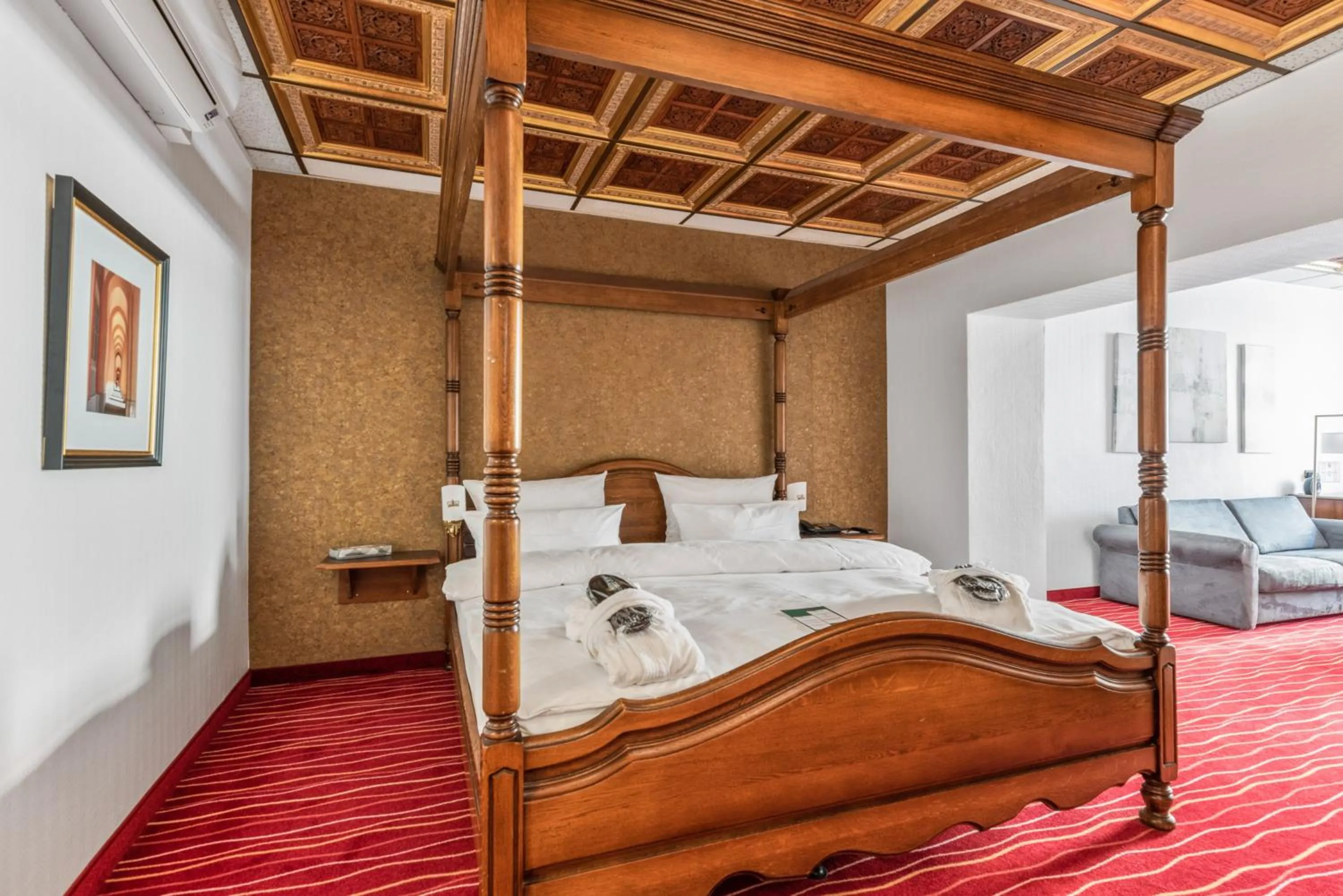 Photo of the whole room, Bed in KING's Hotel First