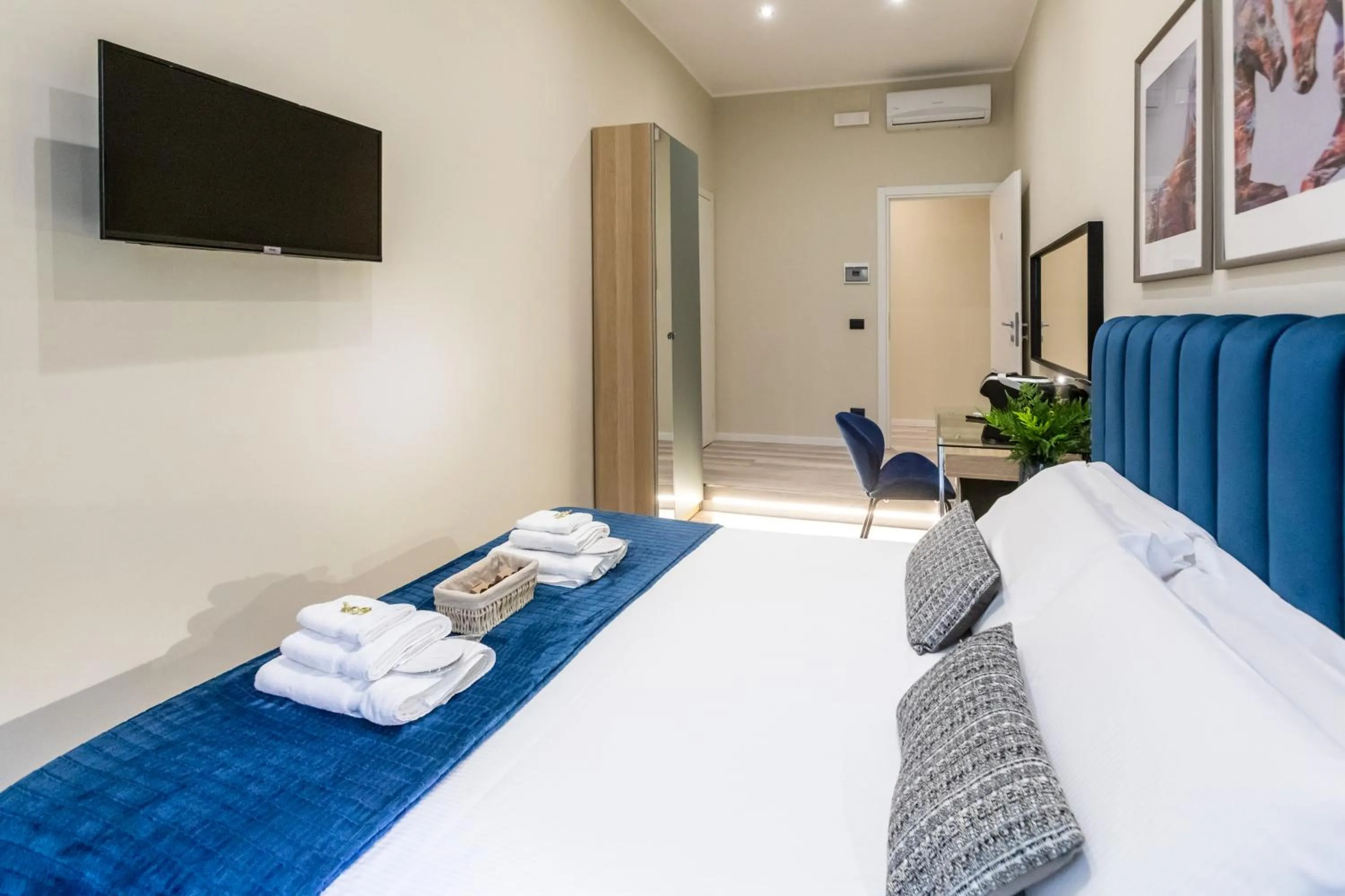 Bedroom, Bed in Suites 44 - Guesthouse close to Vaticano, San Pietro, Castel Sant'angelo