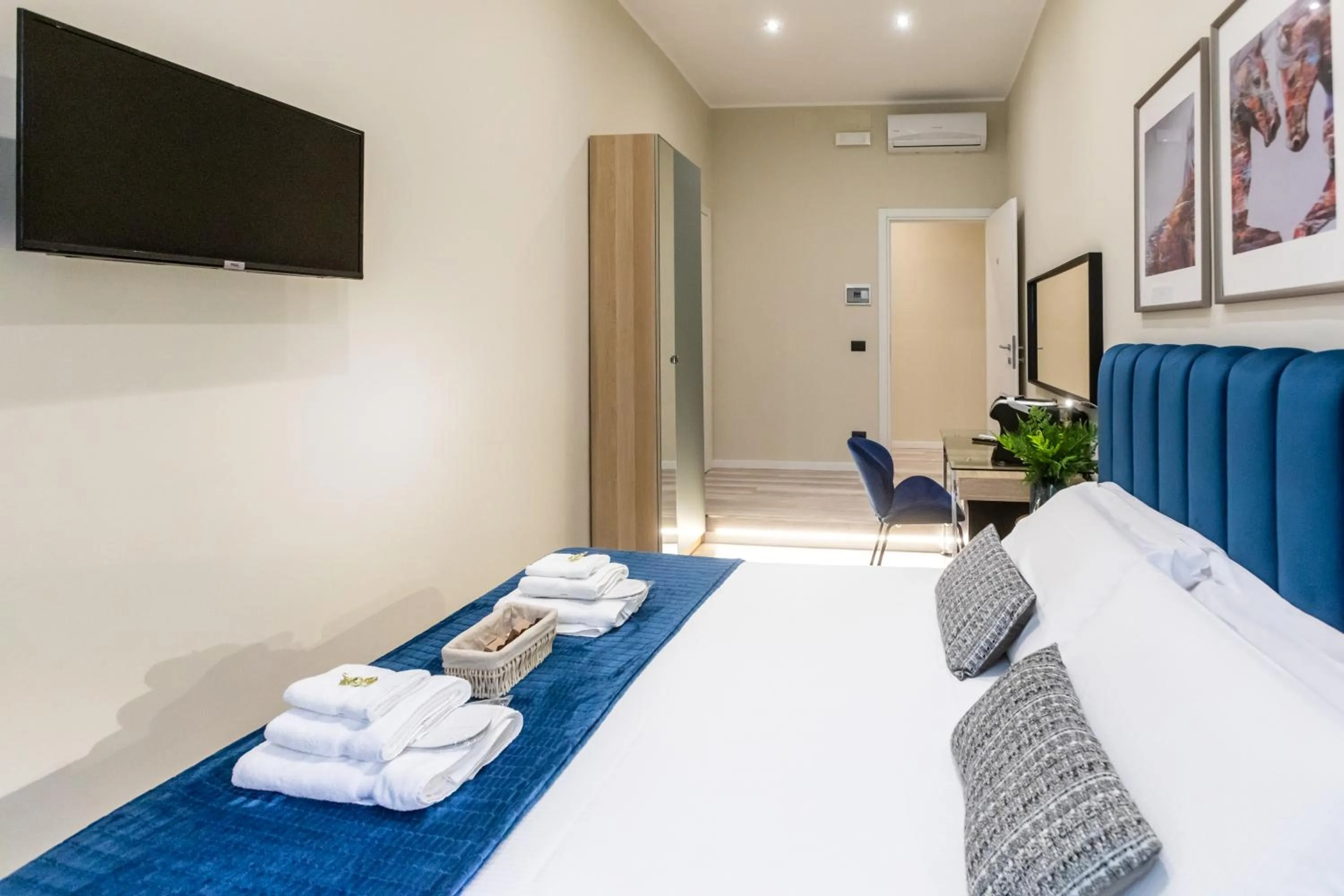 TV and multimedia, Bed in Suites 44 - Guesthouse close to Vaticano, San Pietro, Castel Sant'angelo