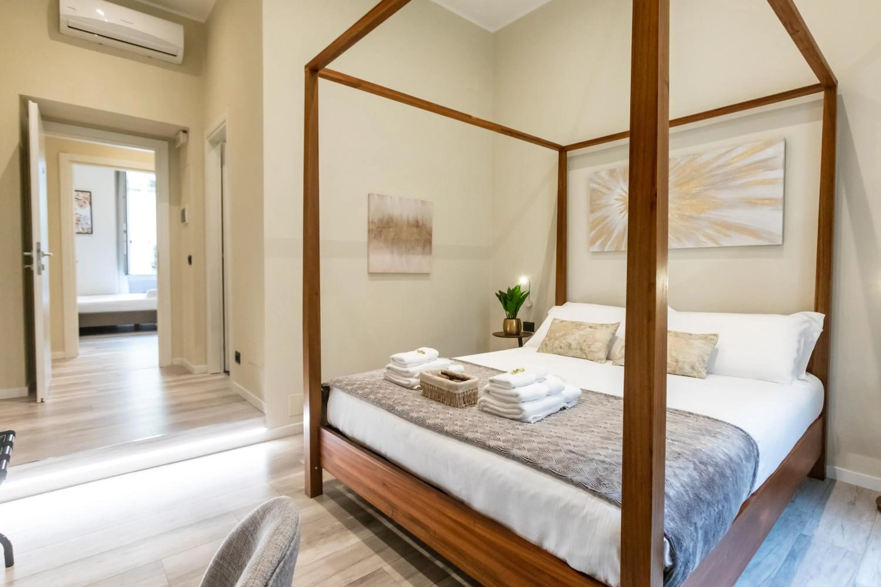 Bedroom, Bed in Suites 44 - Guesthouse close to Vaticano, San Pietro, Castel Sant'angelo