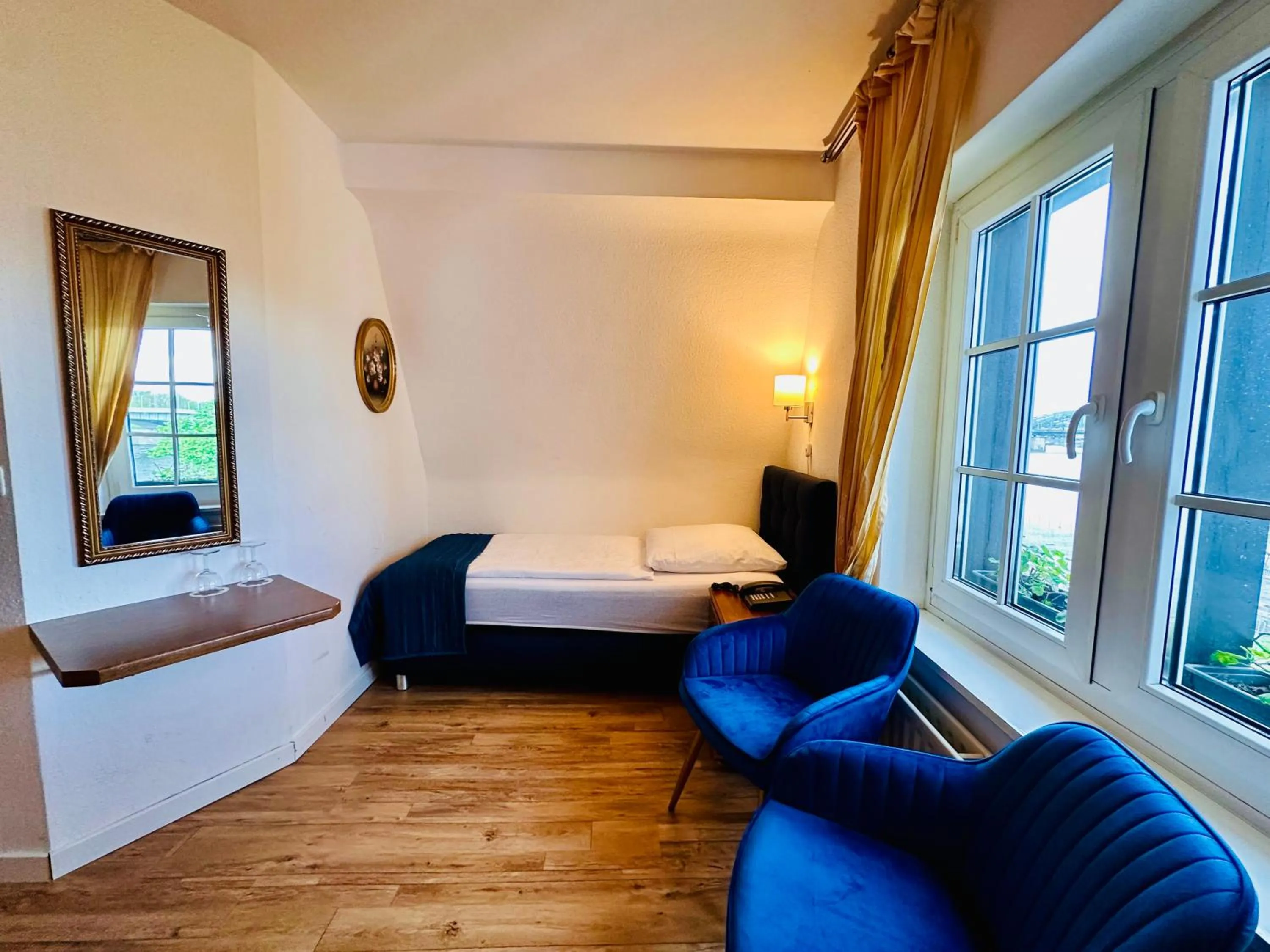 Photo of the whole room, Bed in Altstadthotel Hayk am Rhein