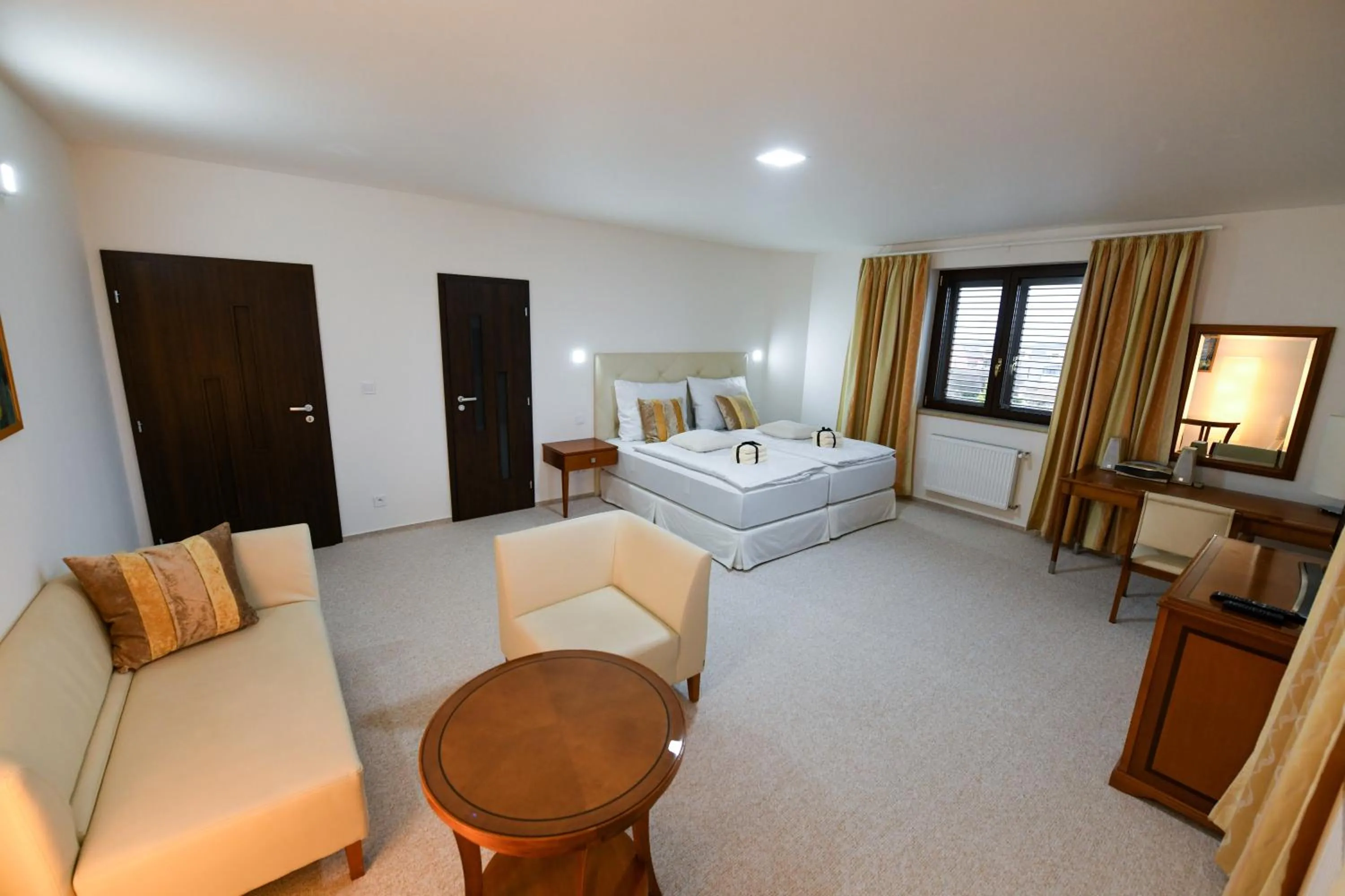 Photo of the whole room, Bed in Atrium-Accomm