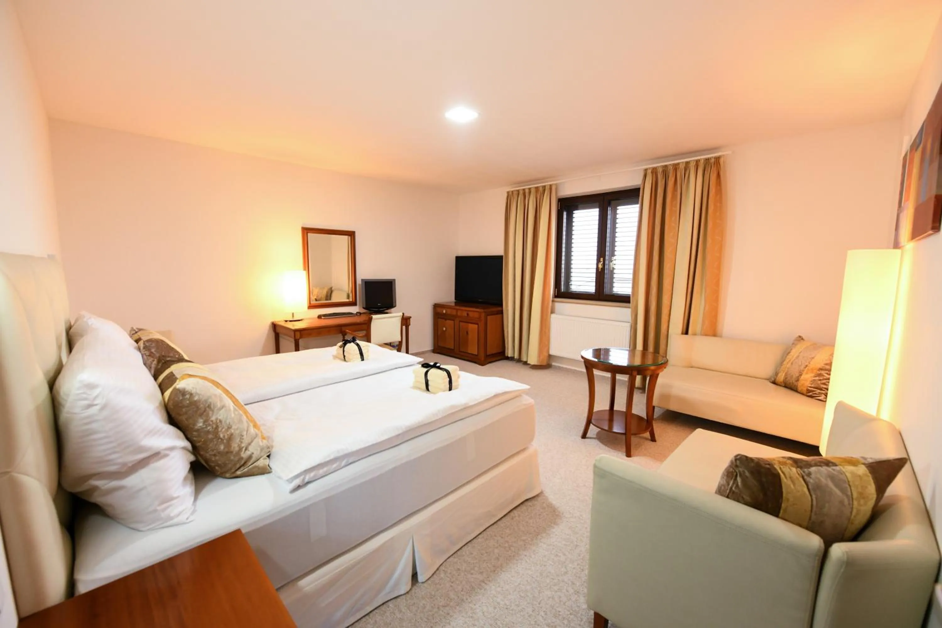 Photo of the whole room, Bed in Atrium-Accomm