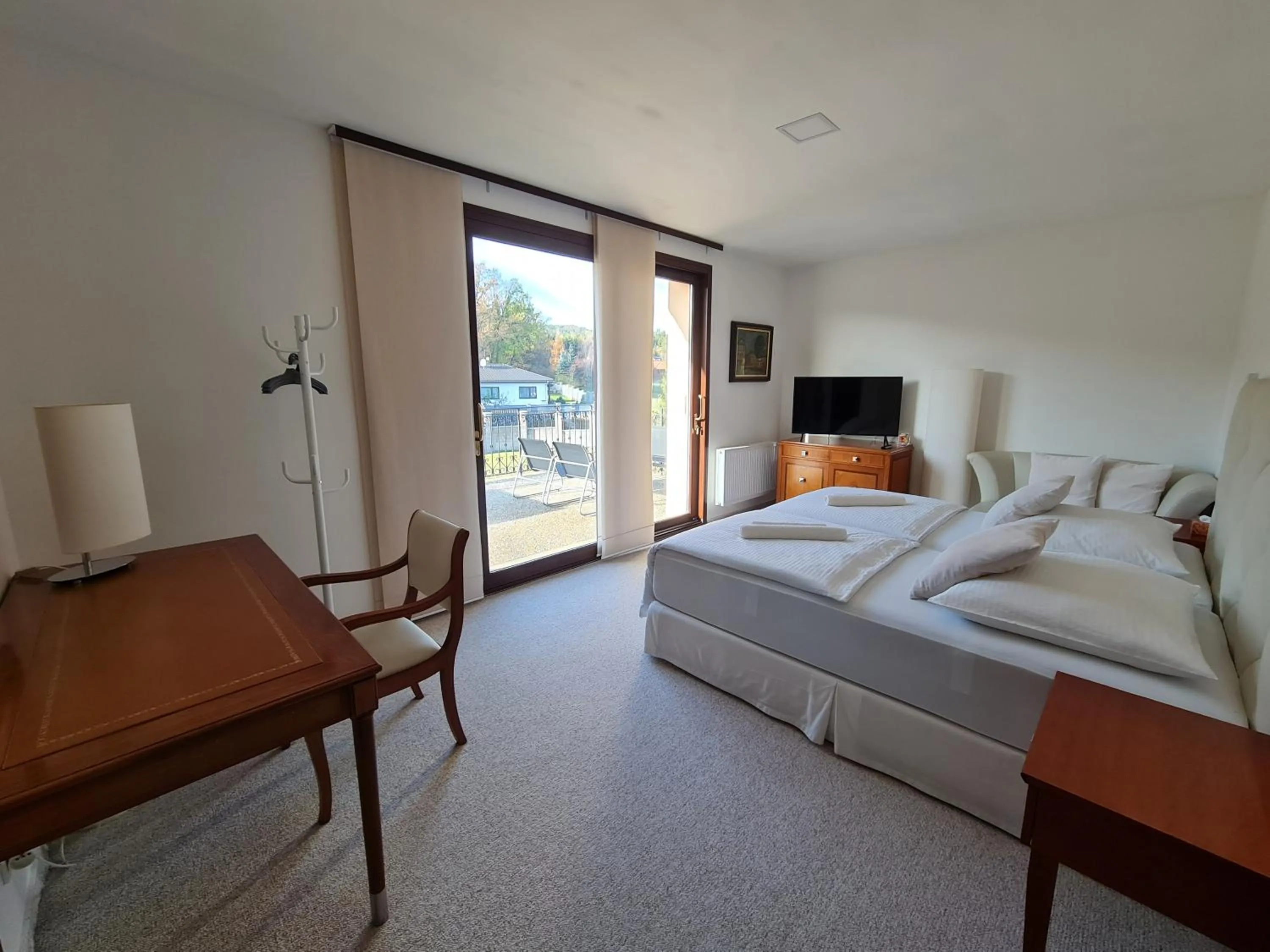 Photo of the whole room, Bed in Atrium-Accomm