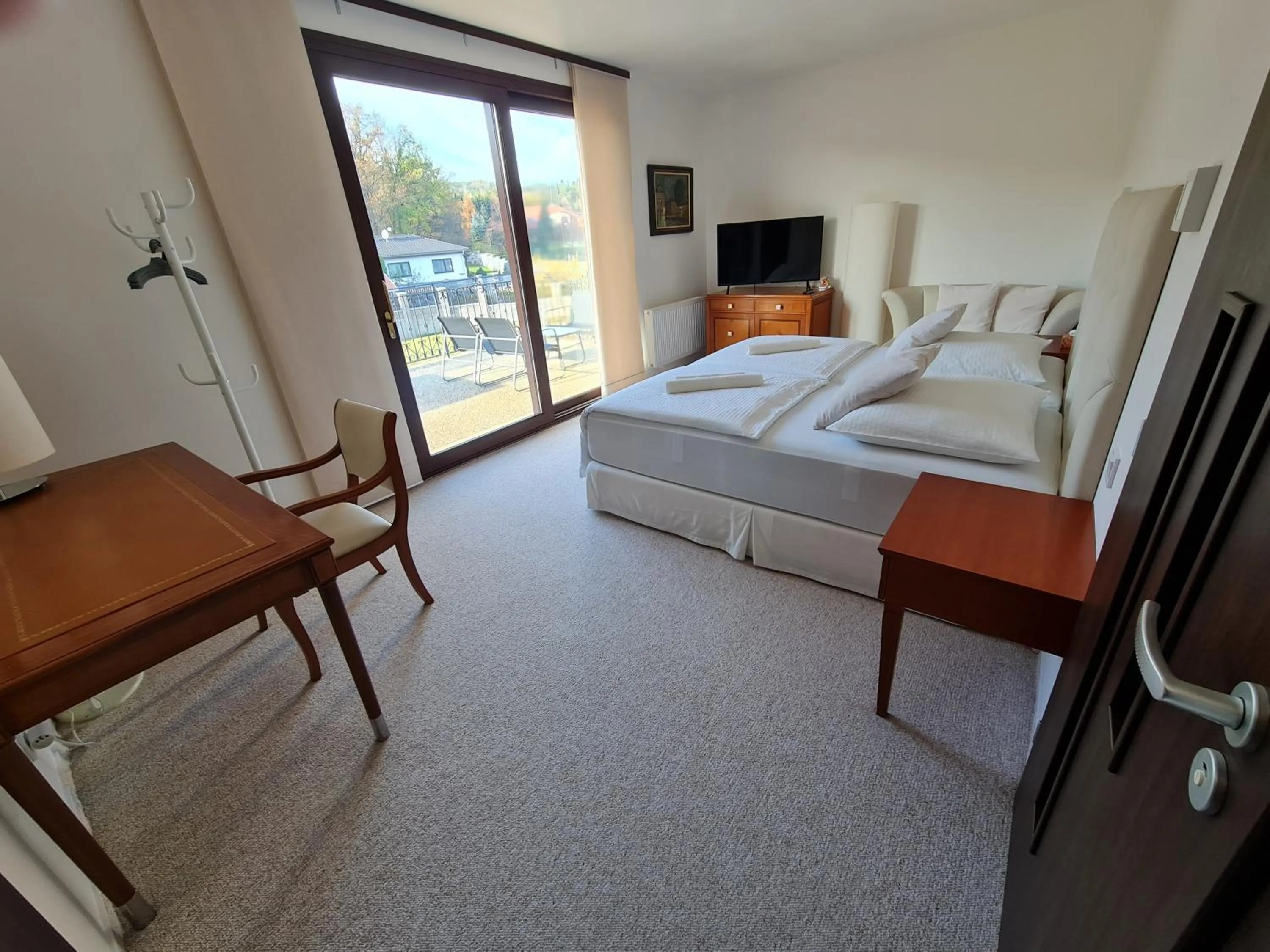 Photo of the whole room, Bed in Atrium-Accomm