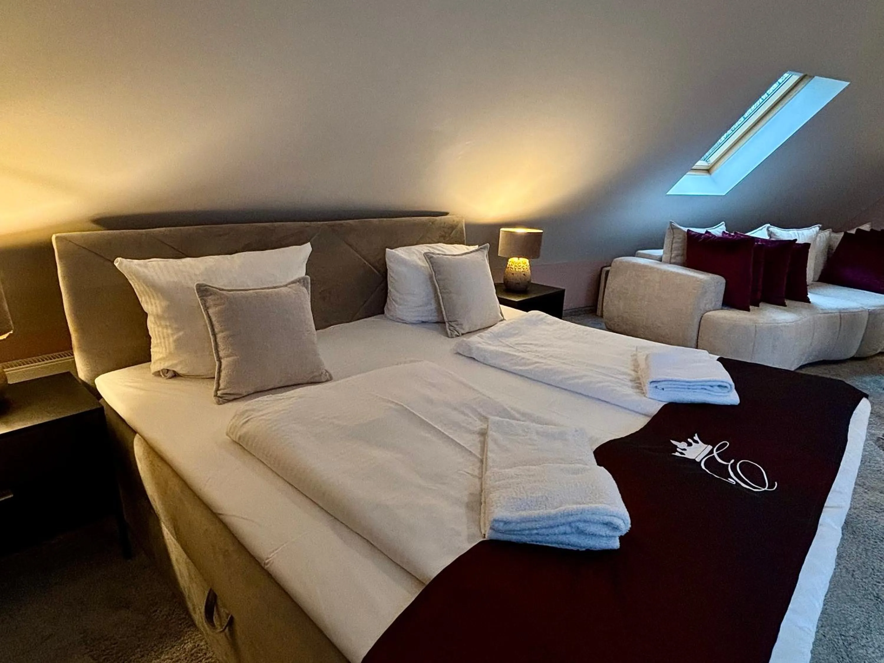 Photo of the whole room, Bed in Empress Boutique Hotel