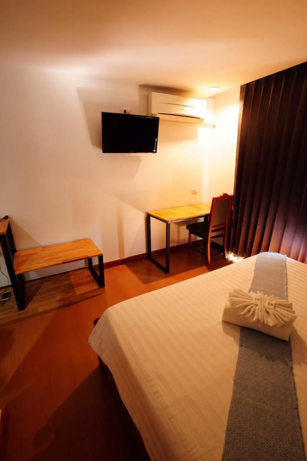 Photo of the whole room, Bed in Windsor Hotel