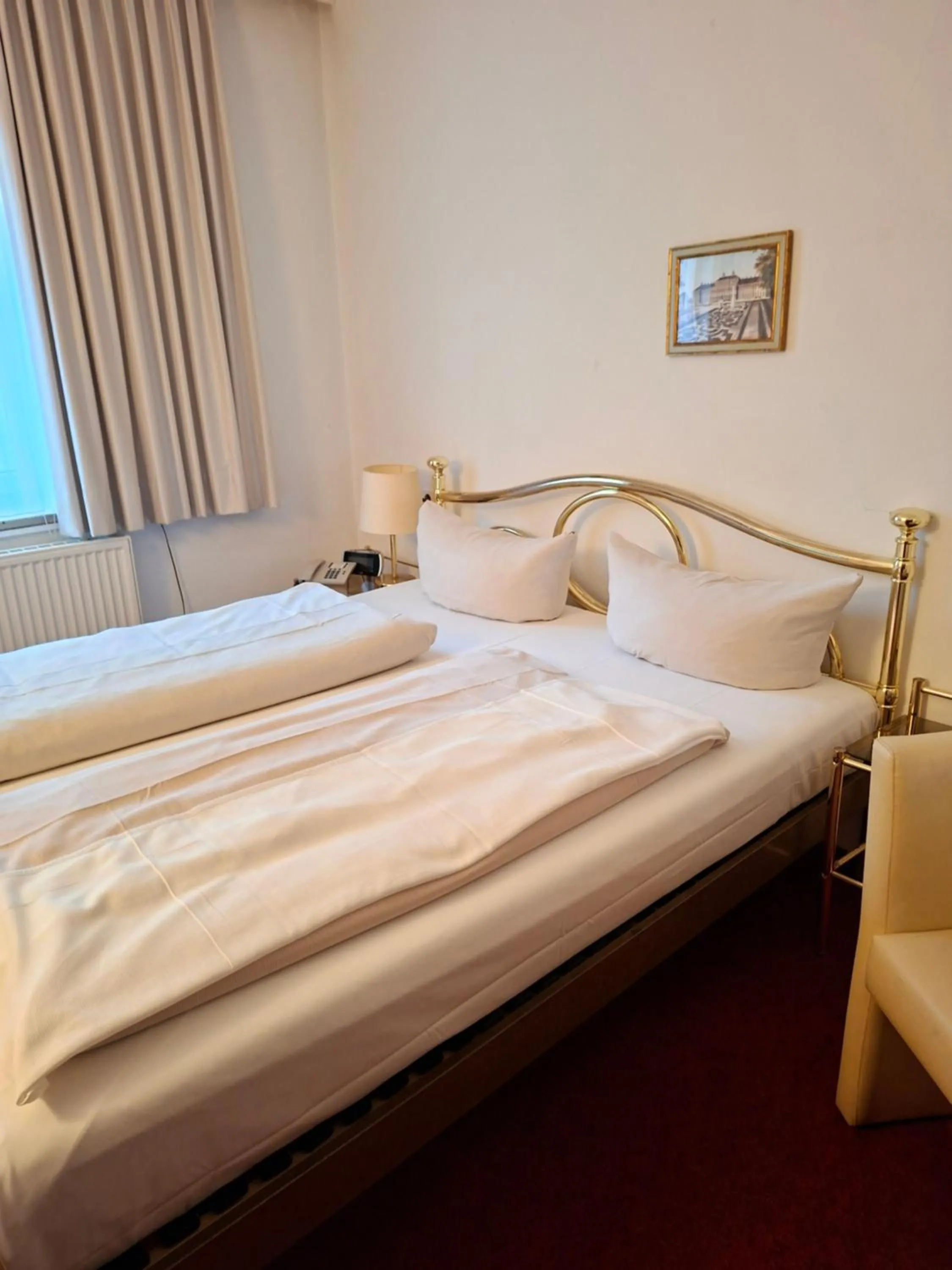 Photo of the whole room, Bed in Laimer Hof am Schloss Nymphenburg