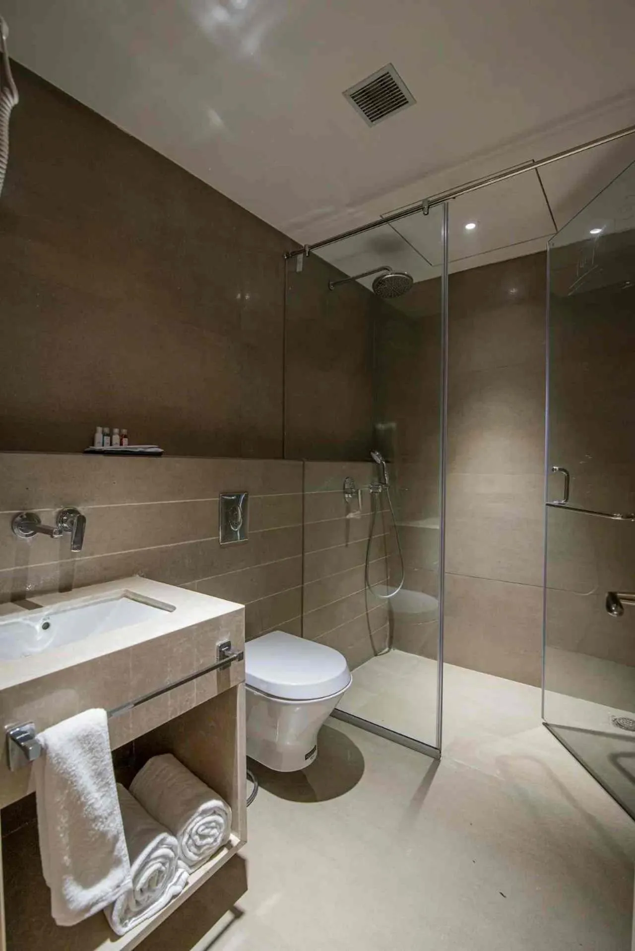 Bathroom in Enrise by Sayaji Nashik