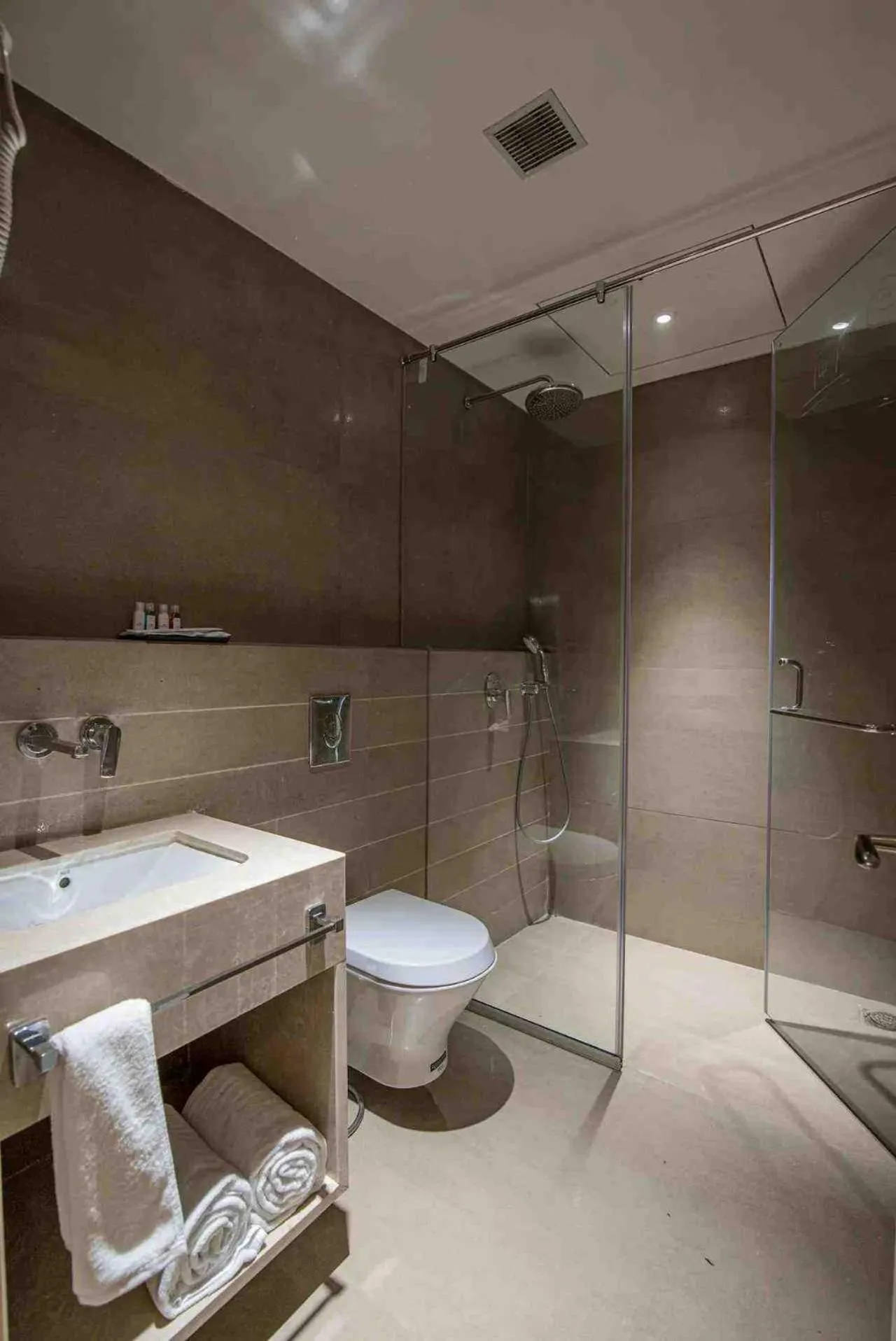 Bathroom in Enrise by Sayaji Nashik