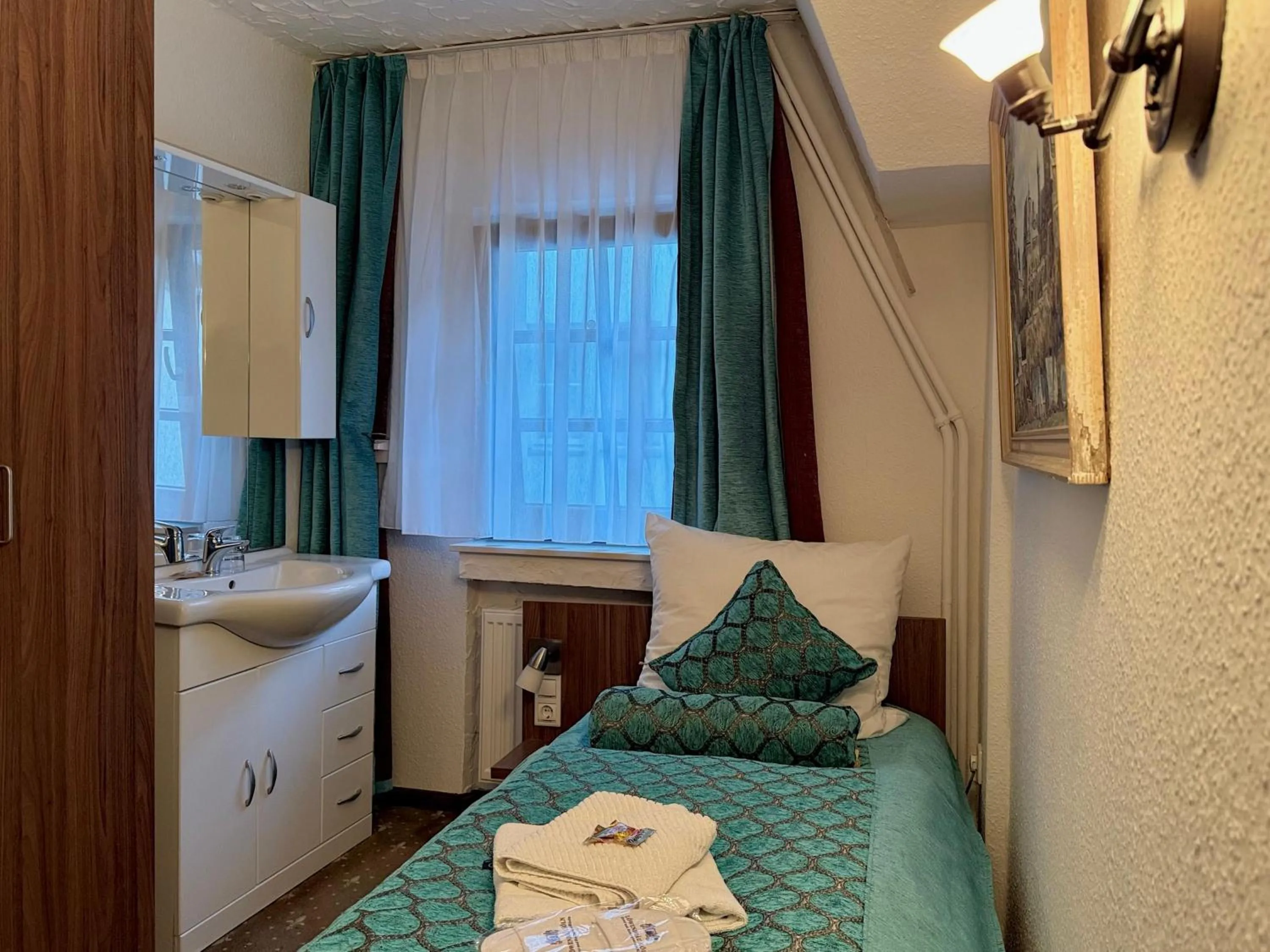 Photo of the whole room, Bed in Hotel und Restaurant Löwenbräu Köln