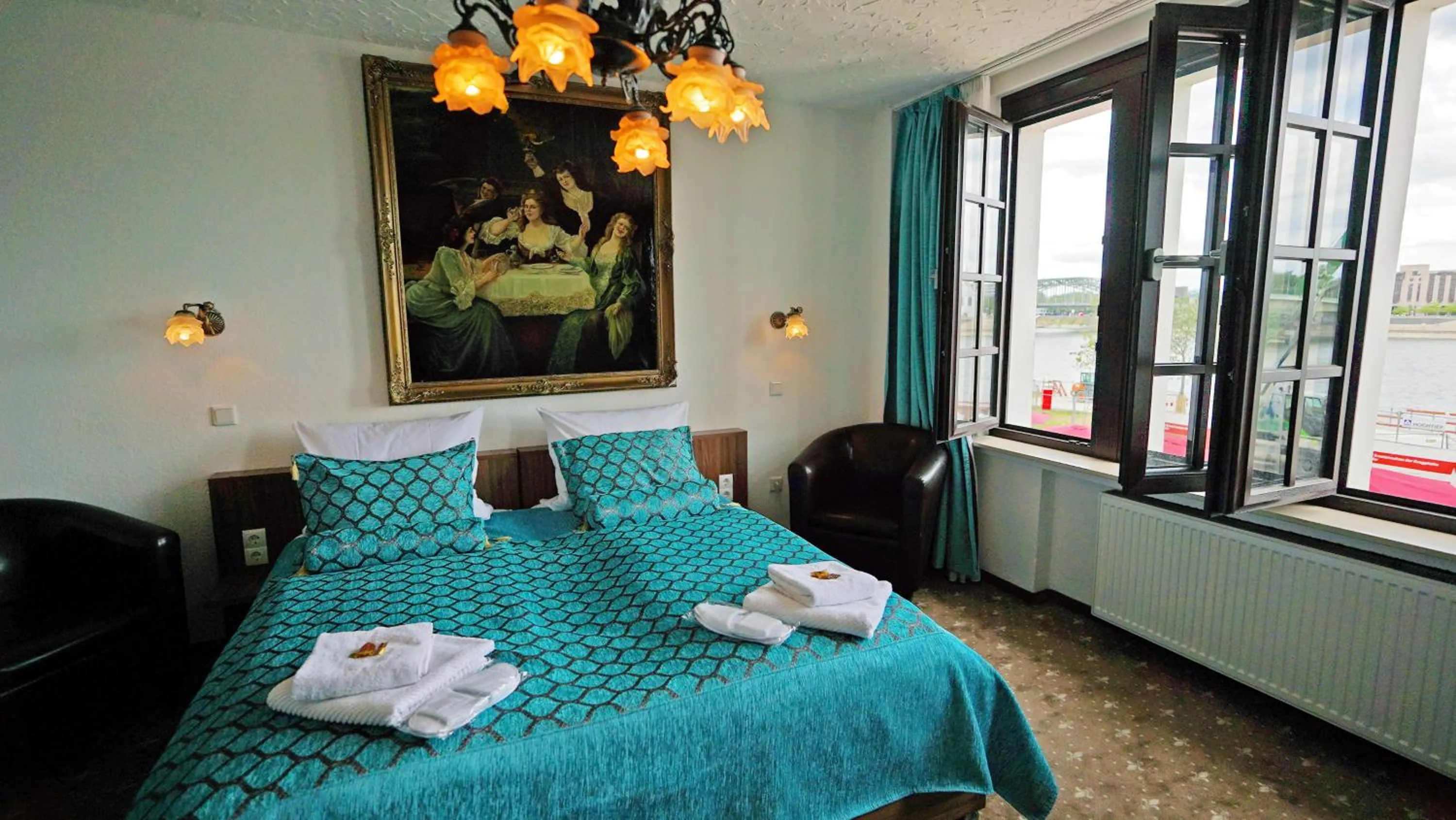 Photo of the whole room, Bed in Hotel und Restaurant Löwenbräu Köln