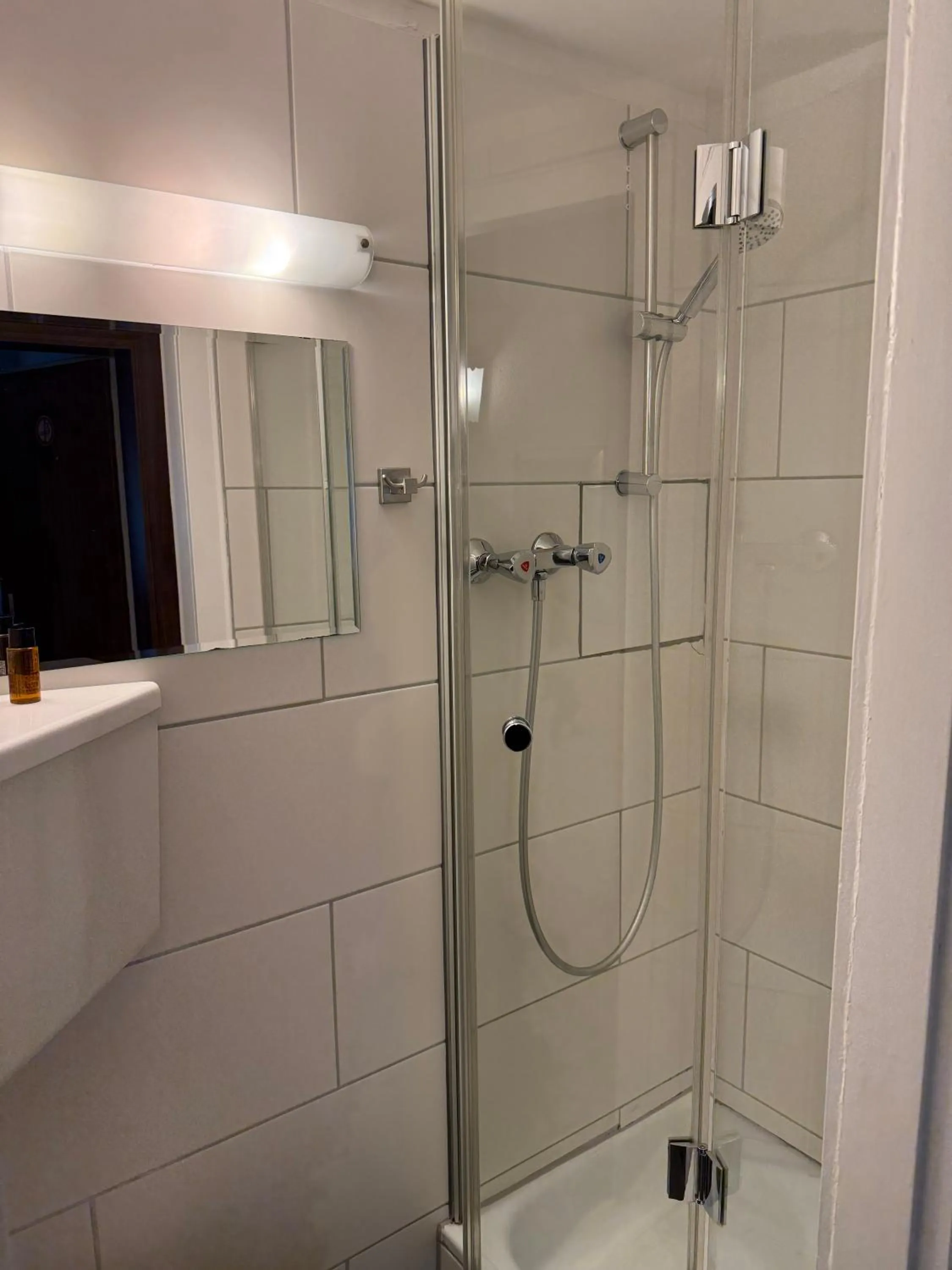 Bathroom in Hotel und Restaurant Löwenbräu Köln