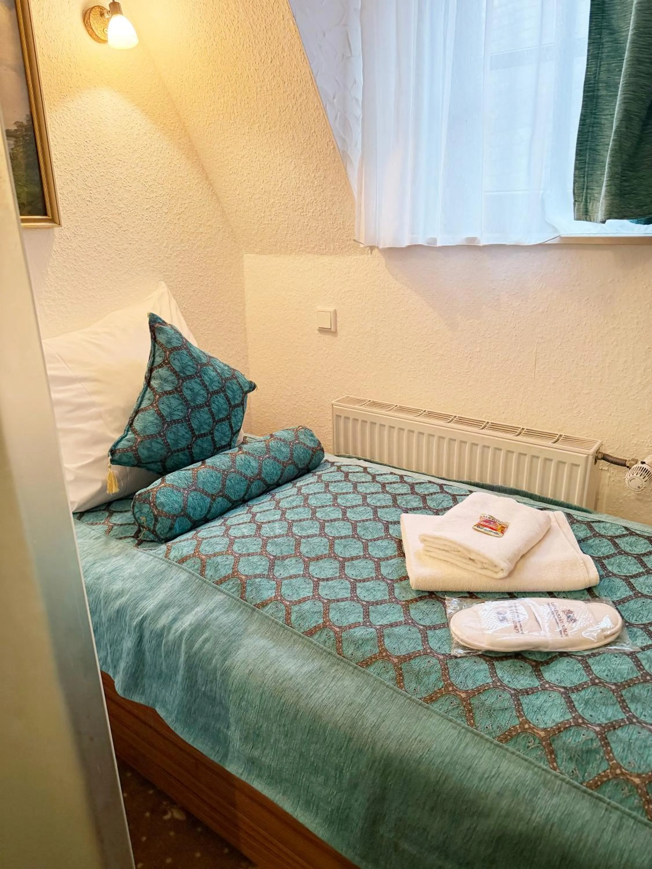 Photo of the whole room, Bed in Hotel und Restaurant Löwenbräu Köln