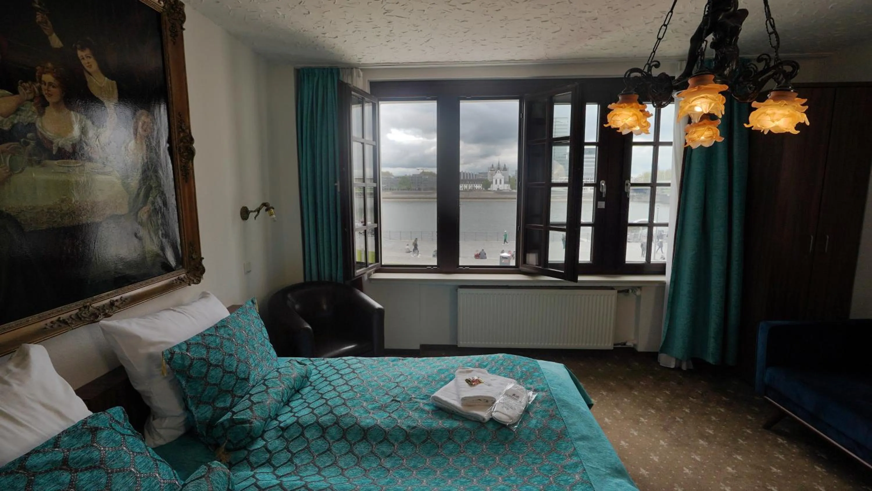 Photo of the whole room, Bed in Hotel und Restaurant Löwenbräu Köln