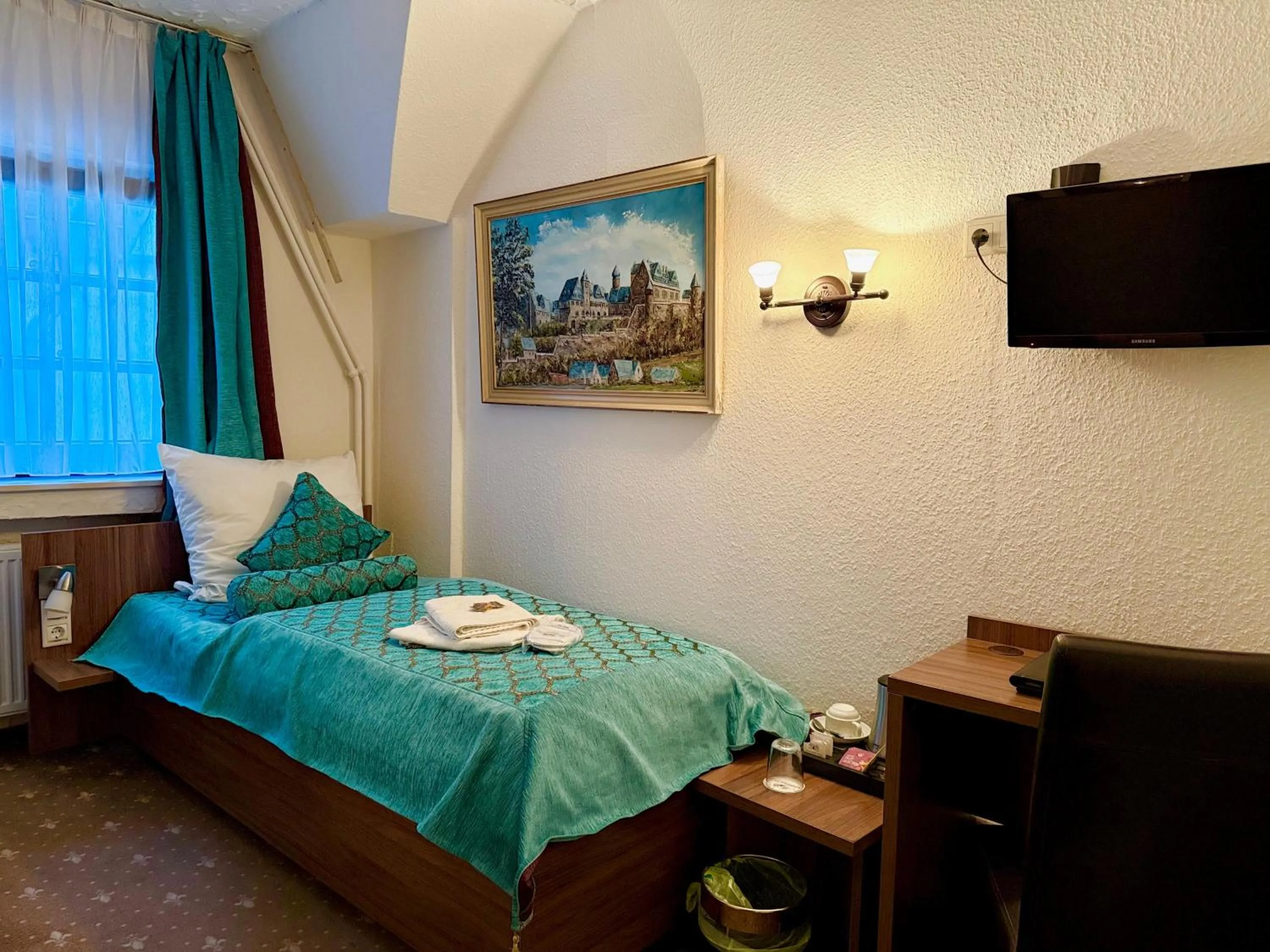 Photo of the whole room, Bed in Hotel und Restaurant Löwenbräu Köln