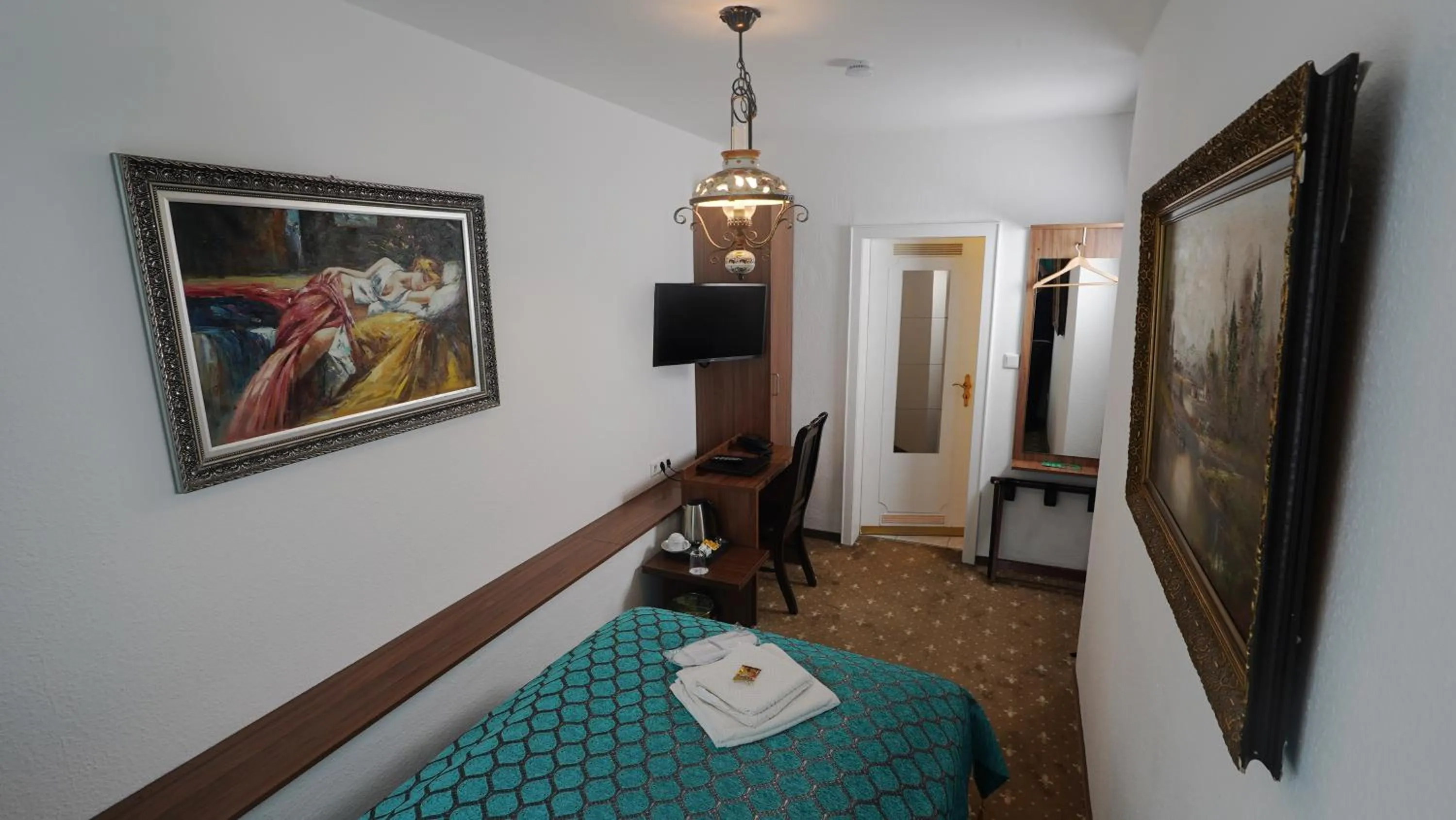 Bed in Hotel und Restaurant Löwenbräu Köln