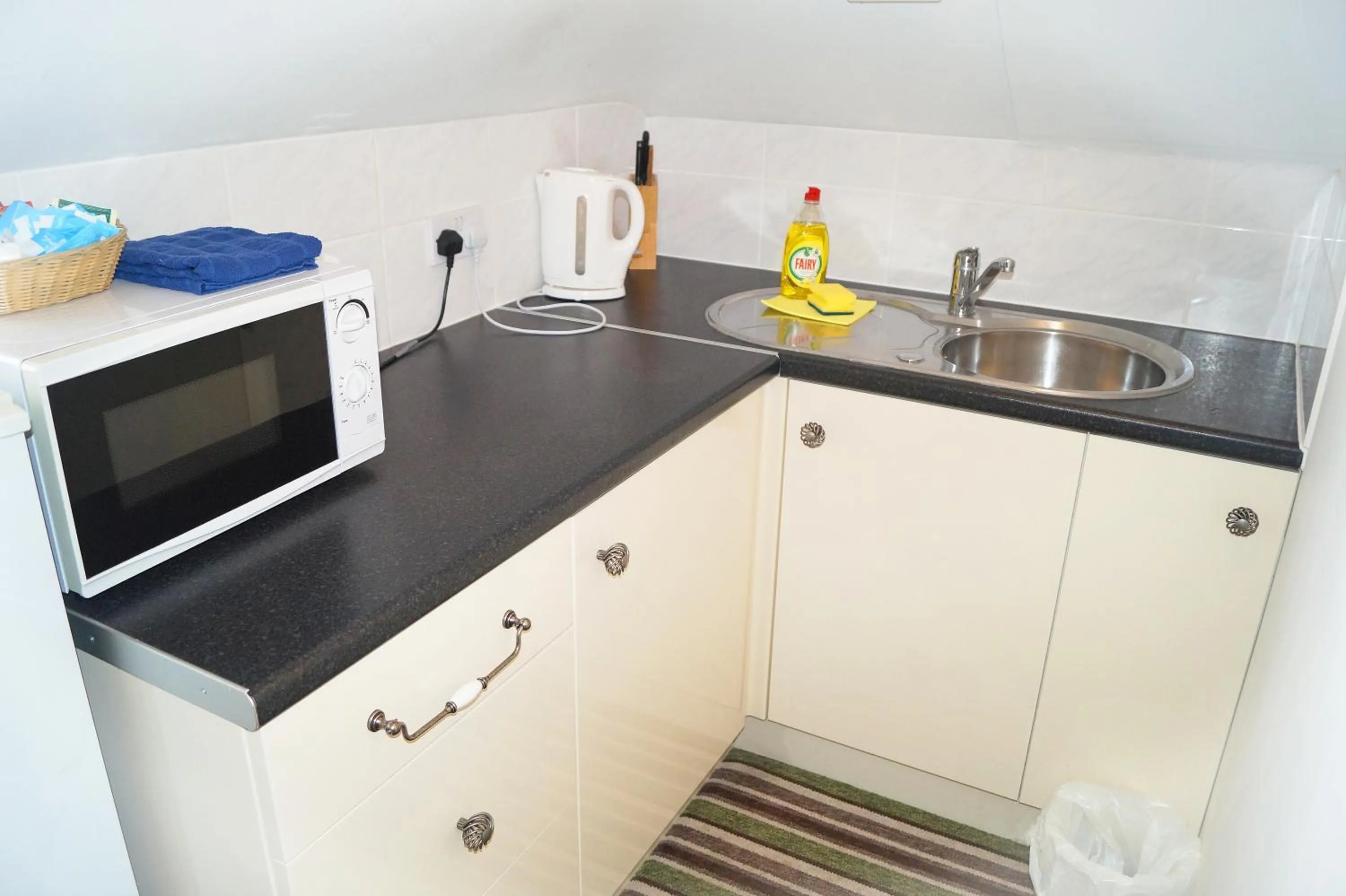 Kitchen or kitchenette in Ricky Road Guest House - Premium
