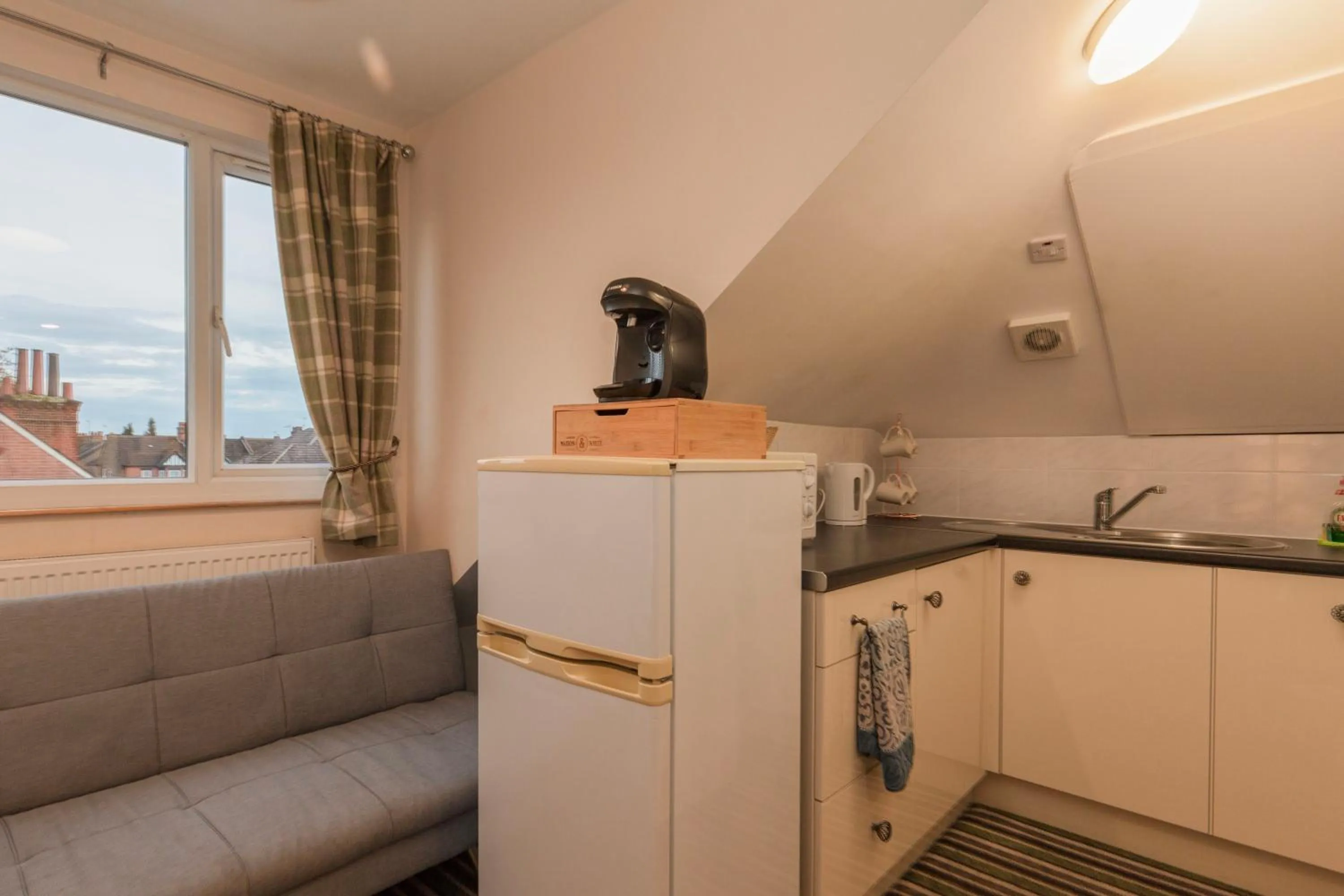 Kitchen or kitchenette in Ricky Road Guest House - Premium