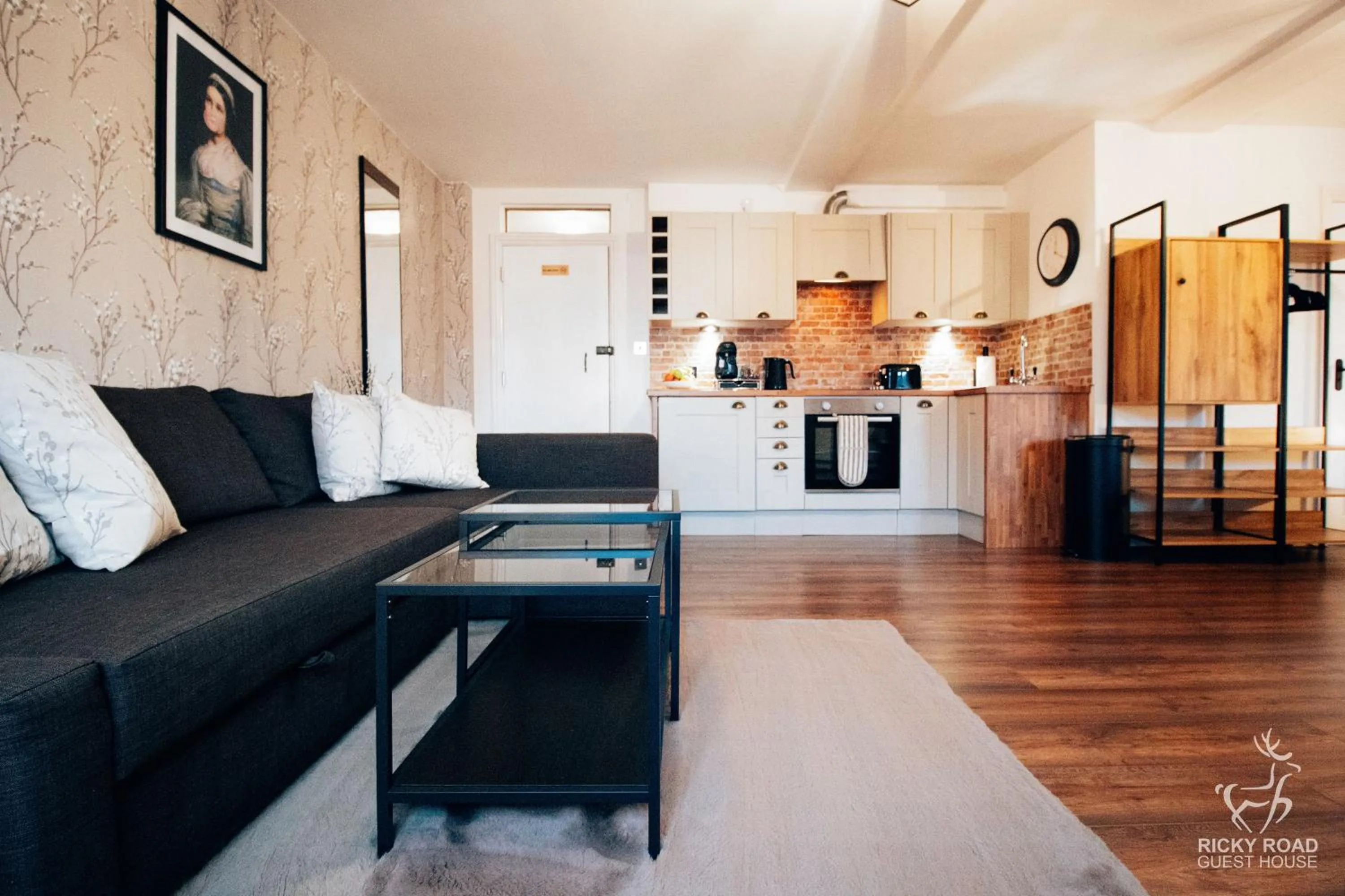 Kitchen or kitchenette in Ricky Road Guest House - Premium