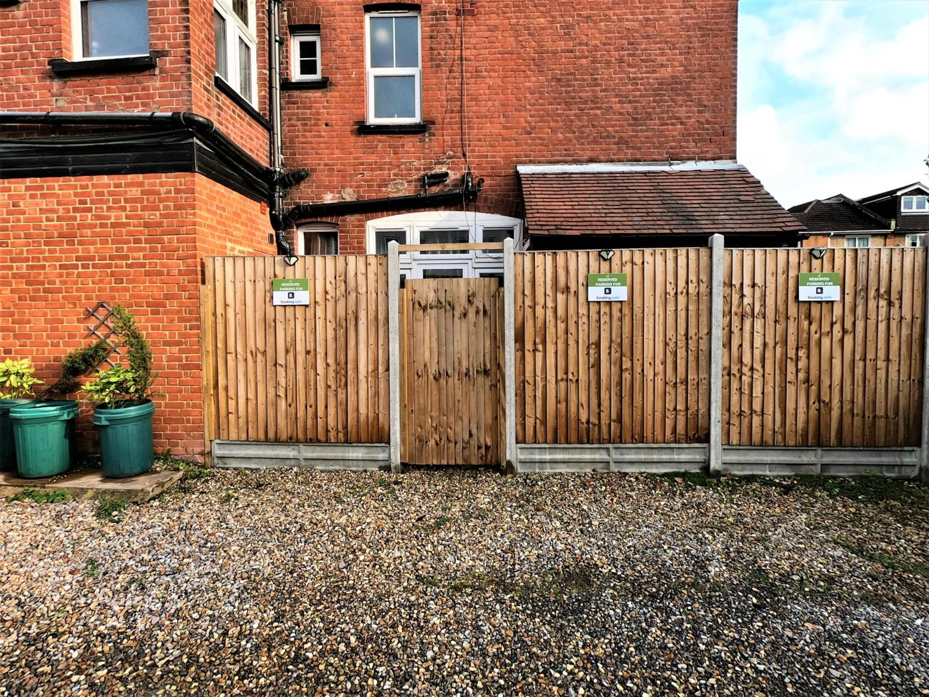 Parking in Ricky Road Guest House - Premium