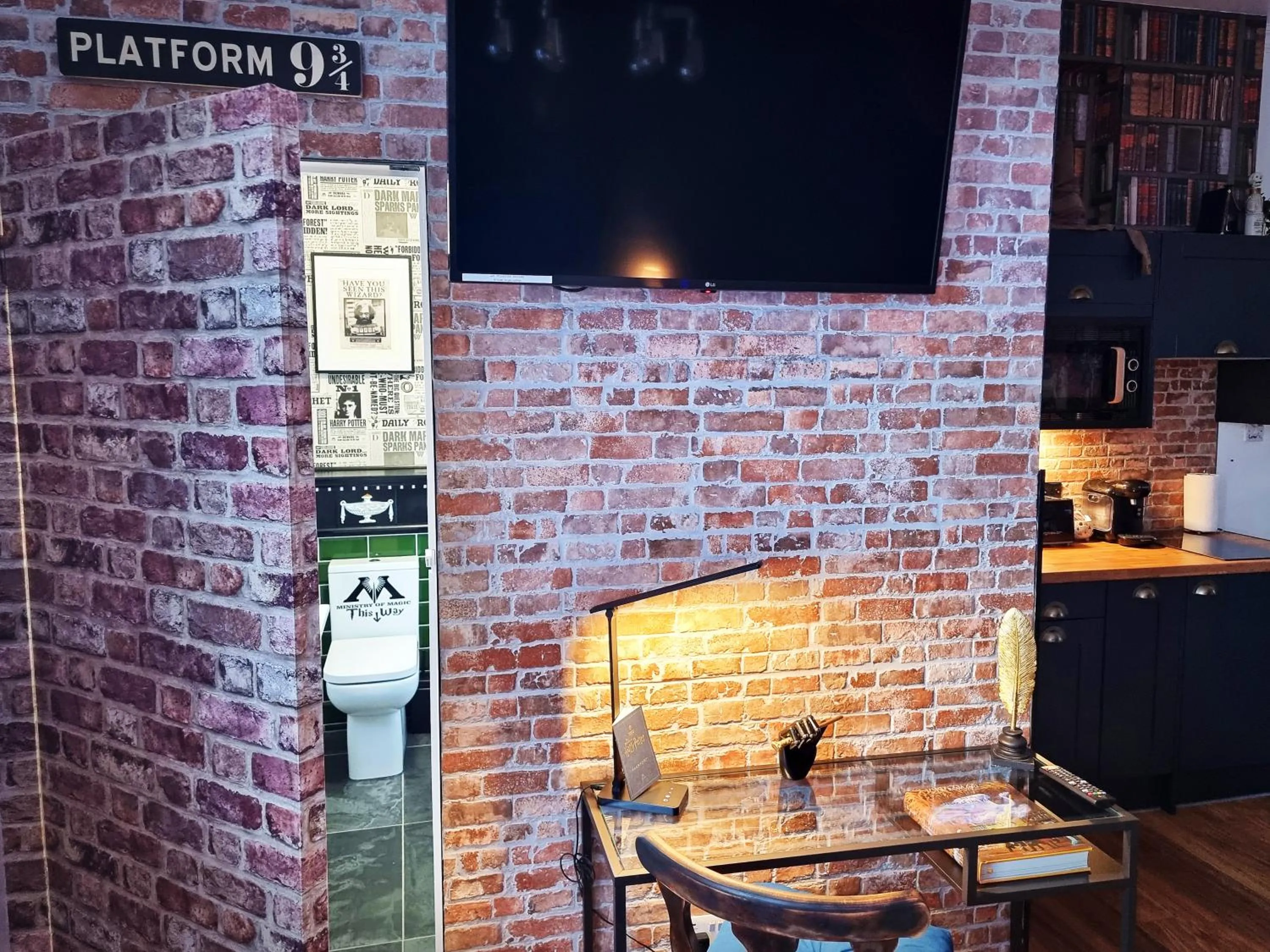 TV and multimedia in Ricky Road Guest House - Premium