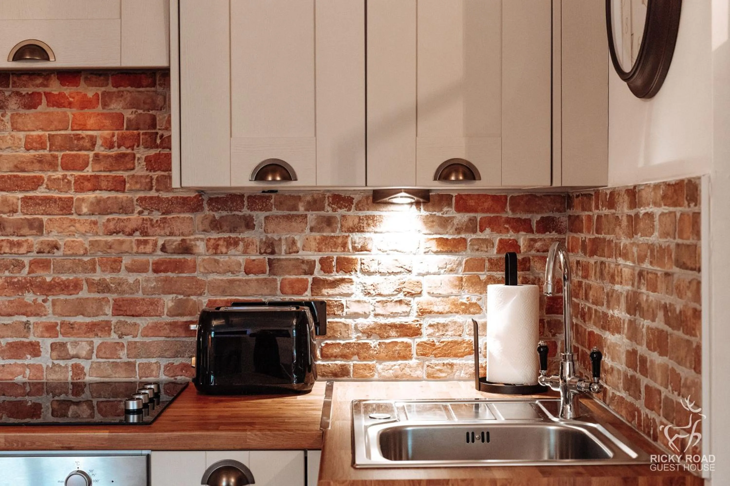 Kitchen or kitchenette in Ricky Road Guest House - Premium