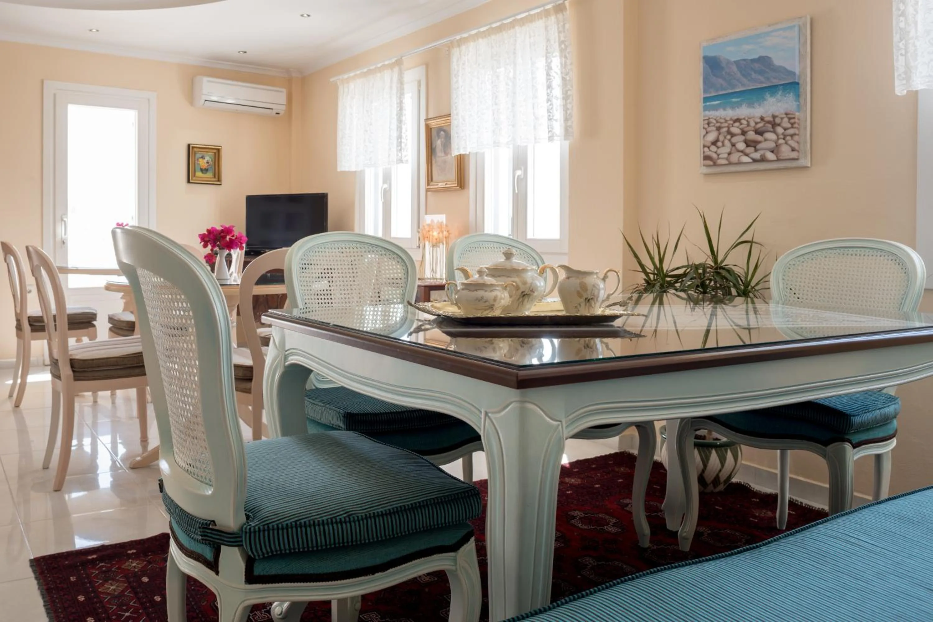 Restaurant/places to eat in Villa Renos Hotel