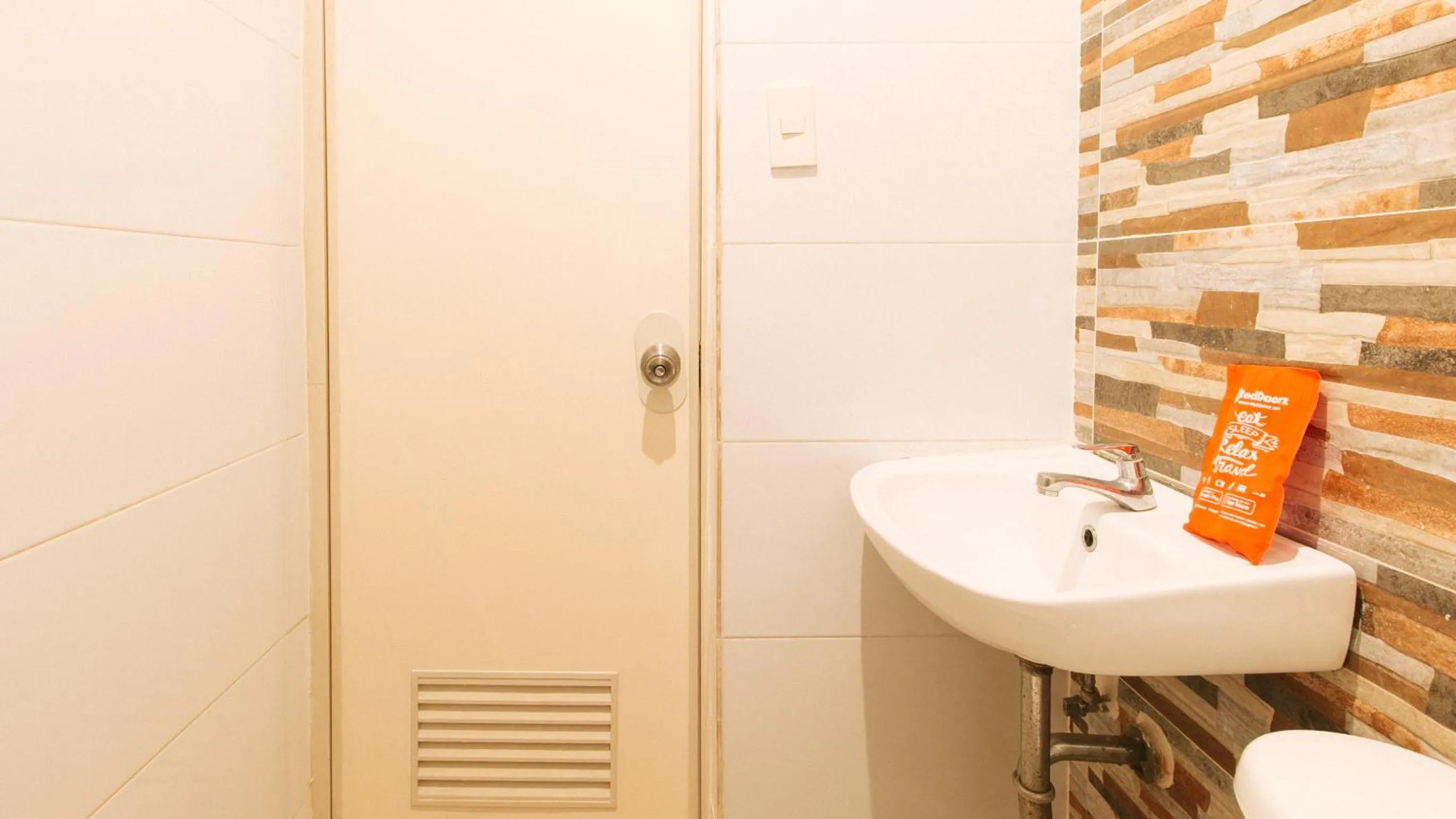 Shower in RedDoorz near Quiapo Church Manila