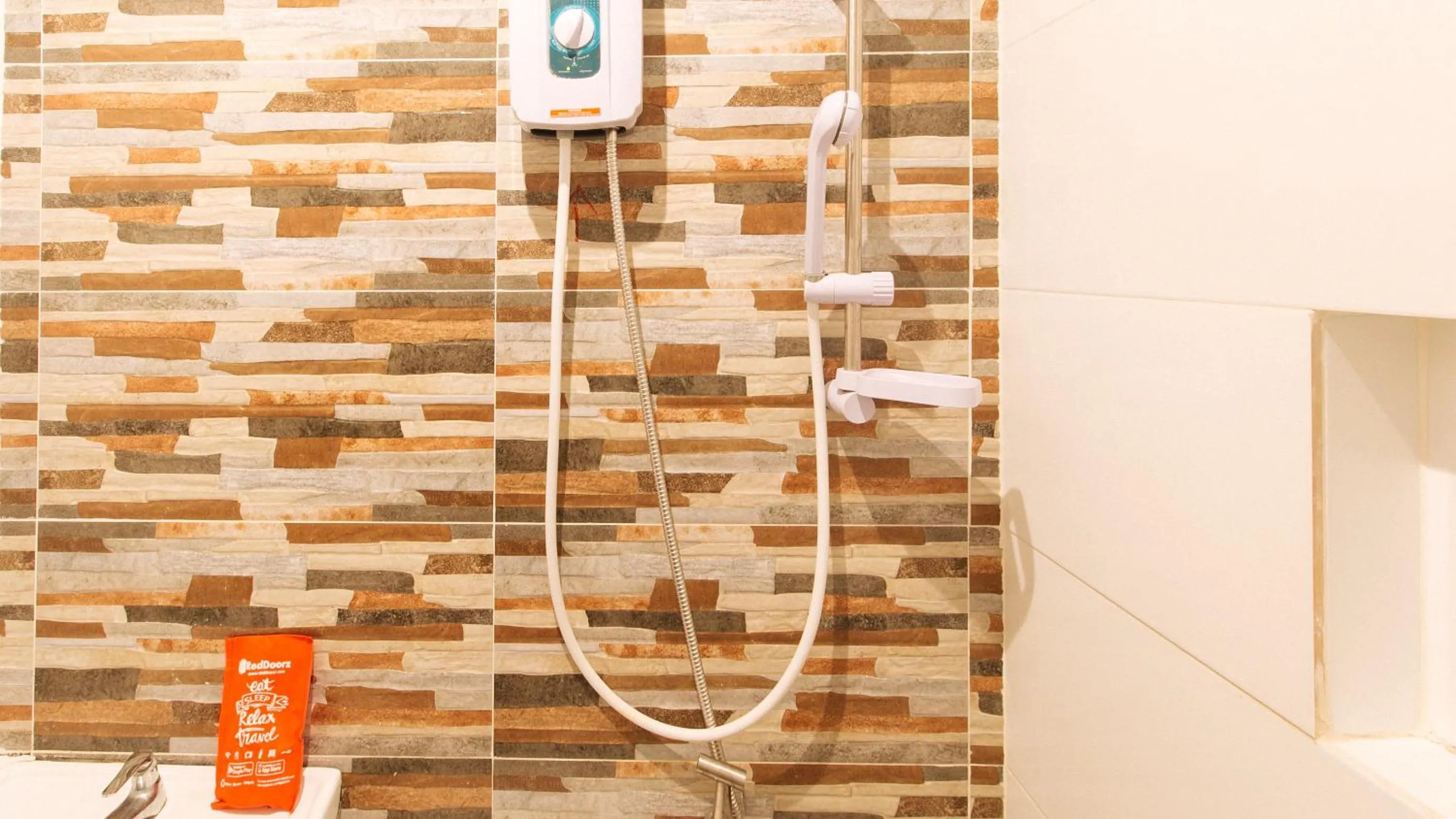 Shower in RedDoorz near Quiapo Church Manila