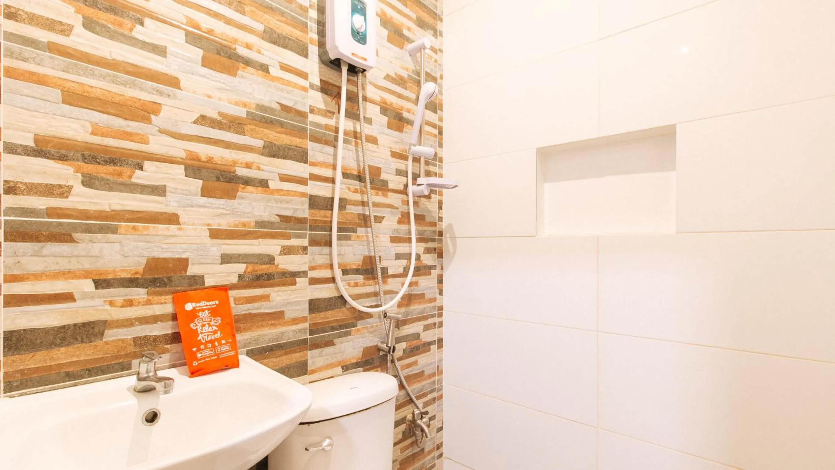 Shower in RedDoorz near Quiapo Church Manila