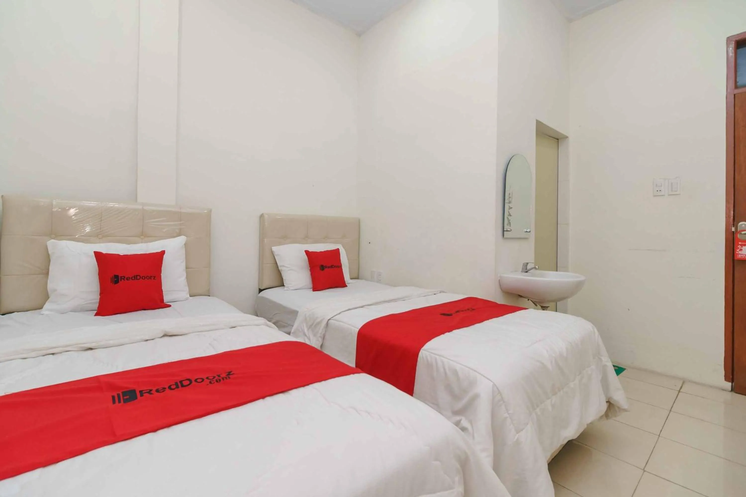 Bedroom, Bed in RedDoorz @ Haraito Tarutung